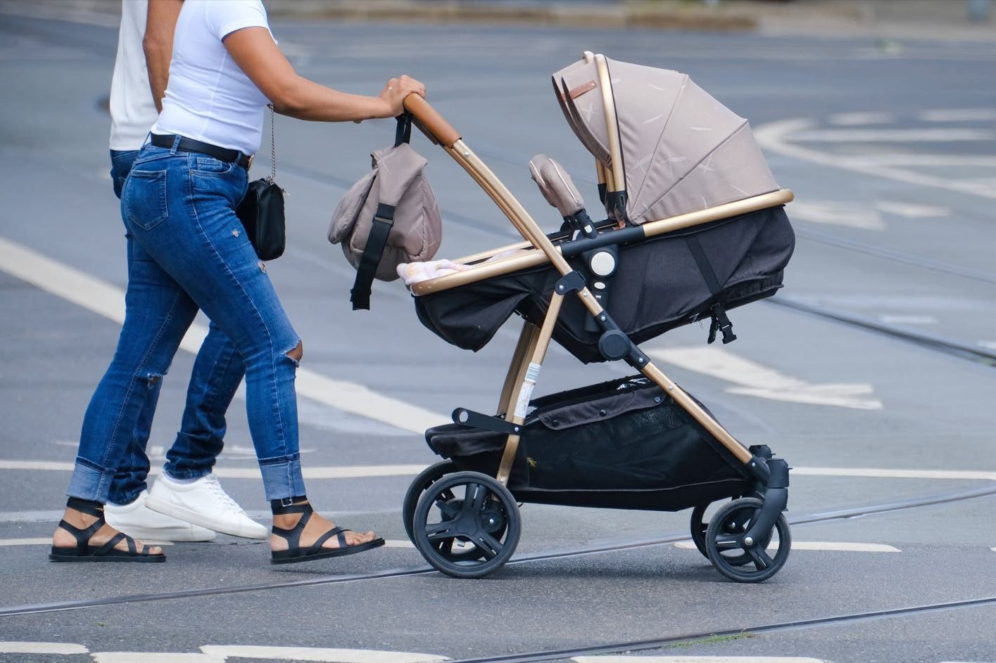 „Entbindende Person“ oder „Mutter“? Eine Frau mit Kinderwagen.