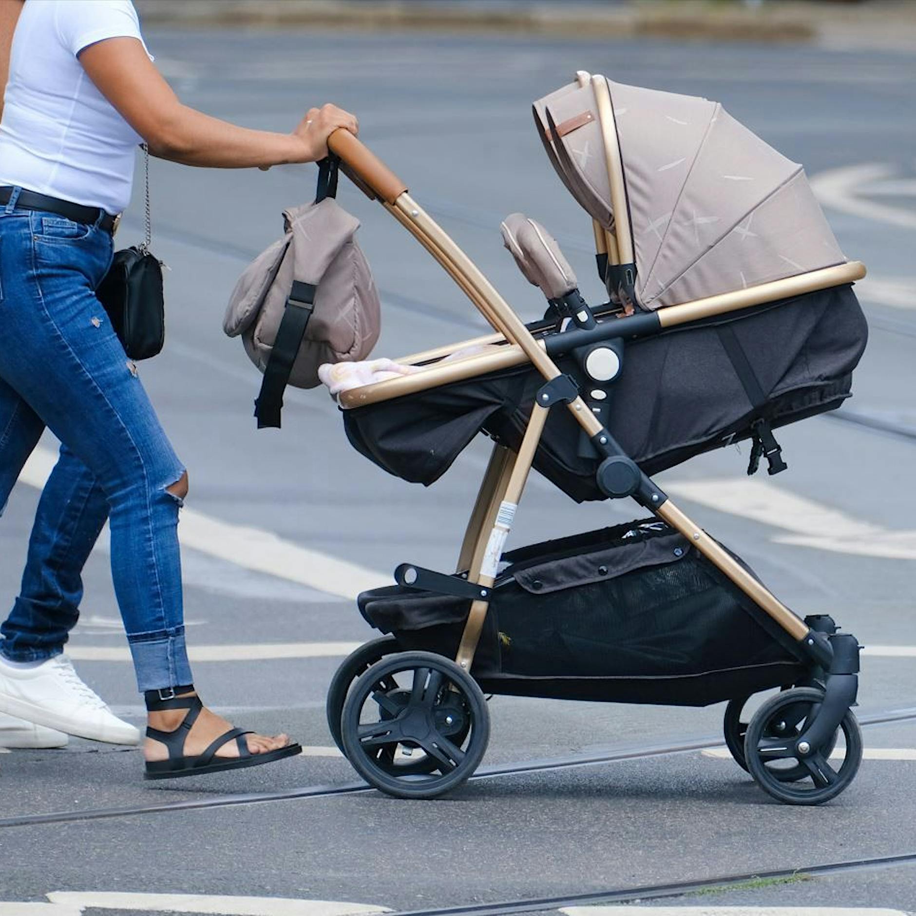 Tagesschau rudert zurück: „Entbindende Person“ heißt wieder „Mutter“