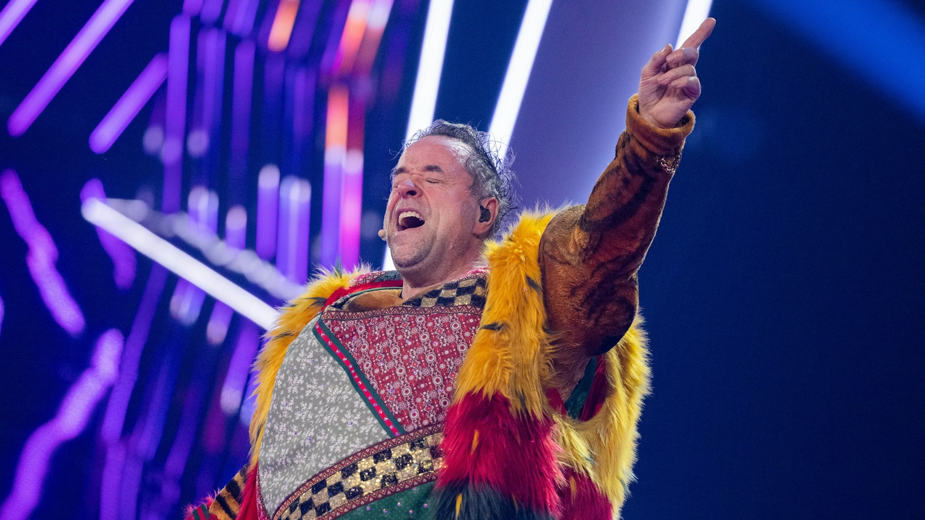 „The Masked Singer“: Jan Josef Liefers ist durchaus erleichtert, den Känguru-Kopf abnehmen zu können. 