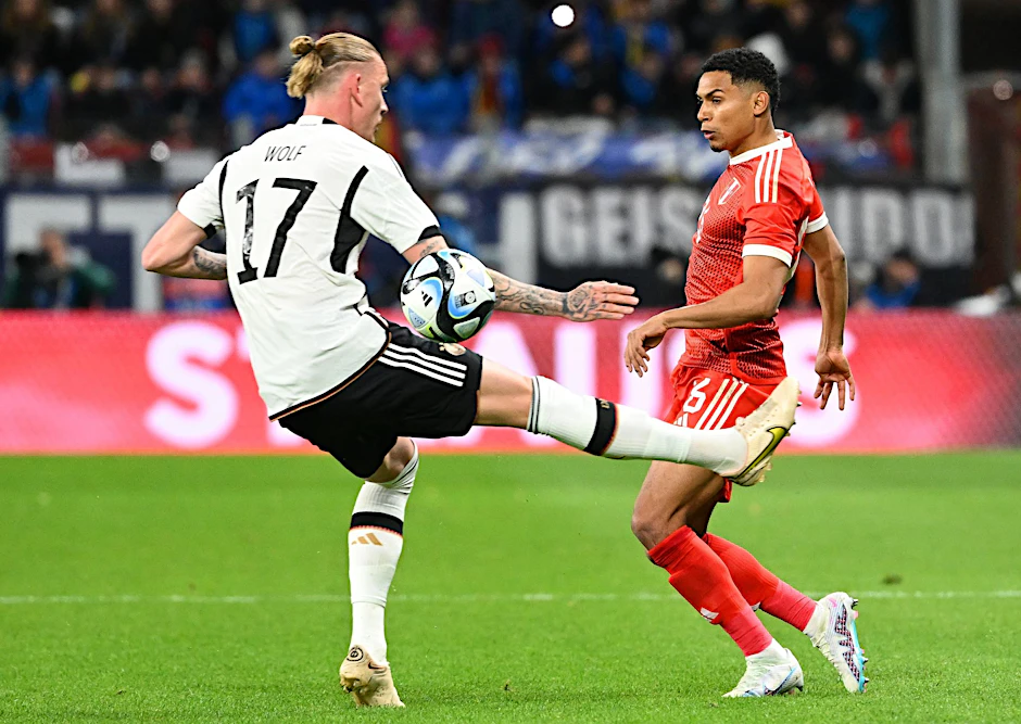 Der Dortmunder Marius Wolf (l) bekam ein Lob vom Bundestrainer.  
