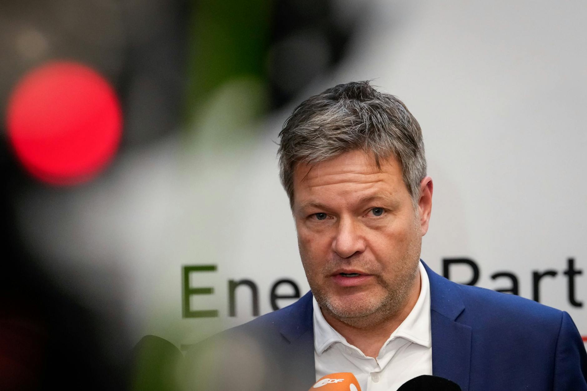 Bundeswirtschaftsminister Robert Habeck gibt eine Stellungnahme ab. 