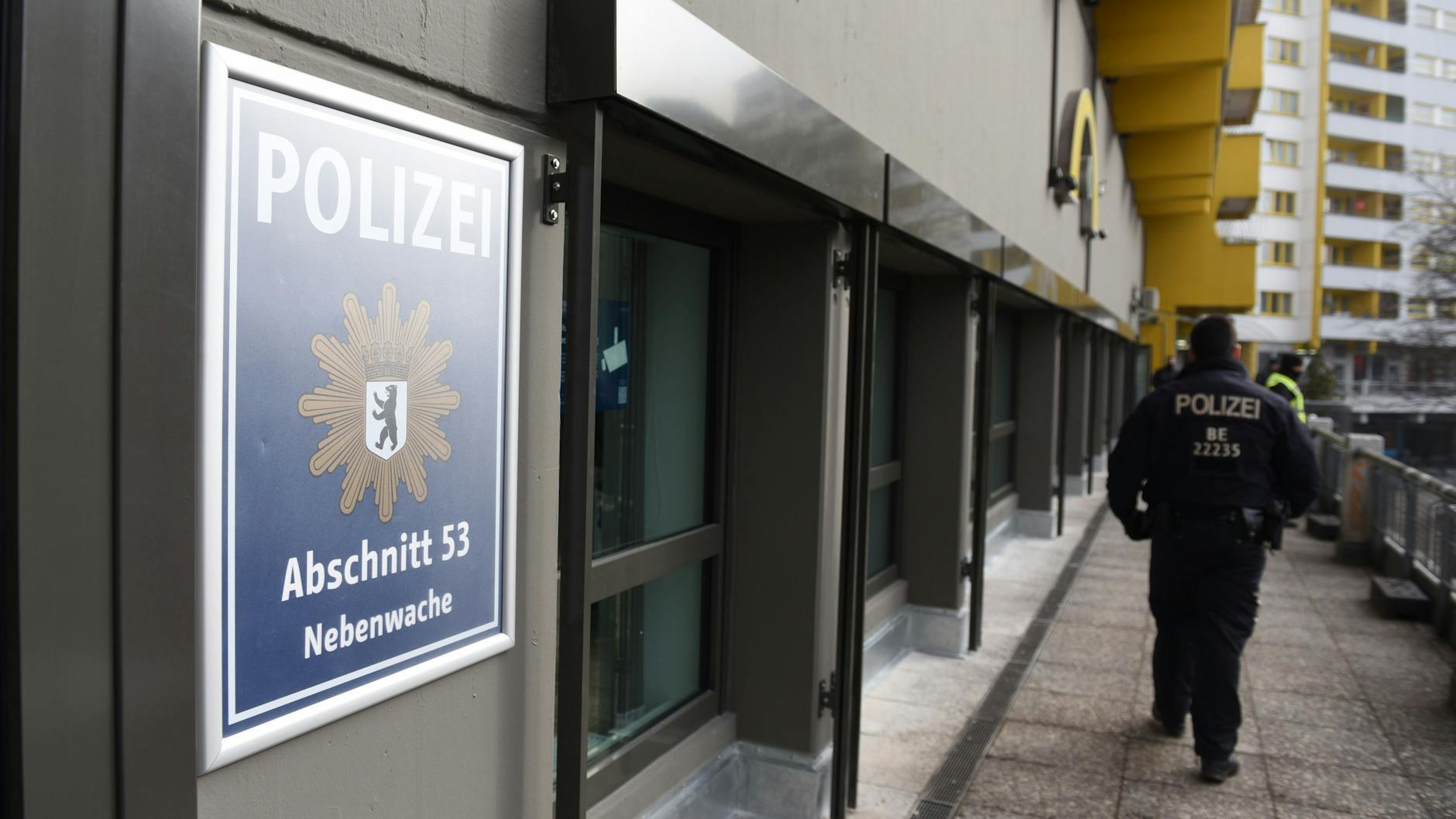 Ein Opfer von Polizeigewalt? Ein Video geht viral, das zeigt, wie ein ...