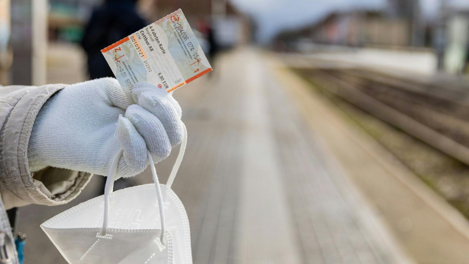 In Zügen und Bussen gilt schon lange keine Maskenpflicht mehr.
