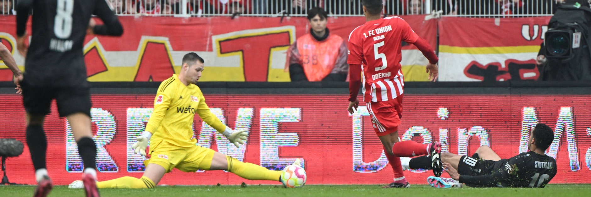 Lennart Grill, am Sonnabend der Schlussmann beim 1. FC Union, vereitelt mit einem langen Bein eine Chance des VfB Stuttgart.