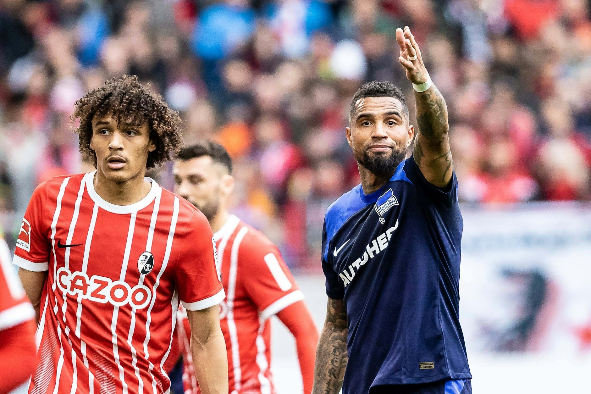 Alle mal hier lang: Kevin-Prince Boateng (r.) führt Hertha BSC beim Remis in Freiburg an.