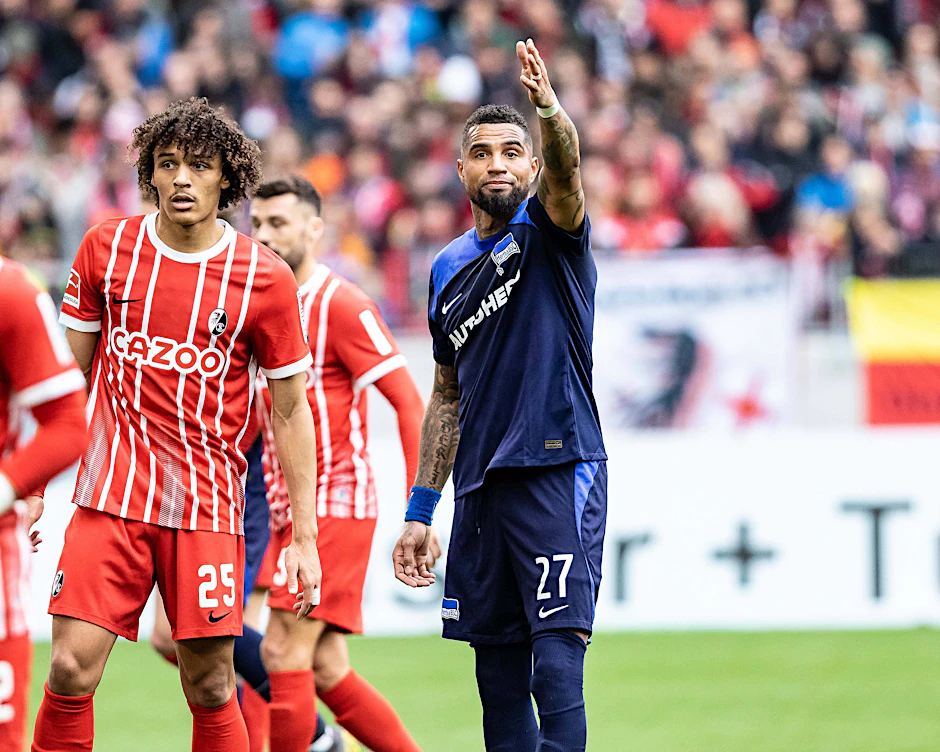 Alle mal hier lang: Kevin-Prince Boateng (r.) führt Hertha BSC beim Remis in Freiburg an.