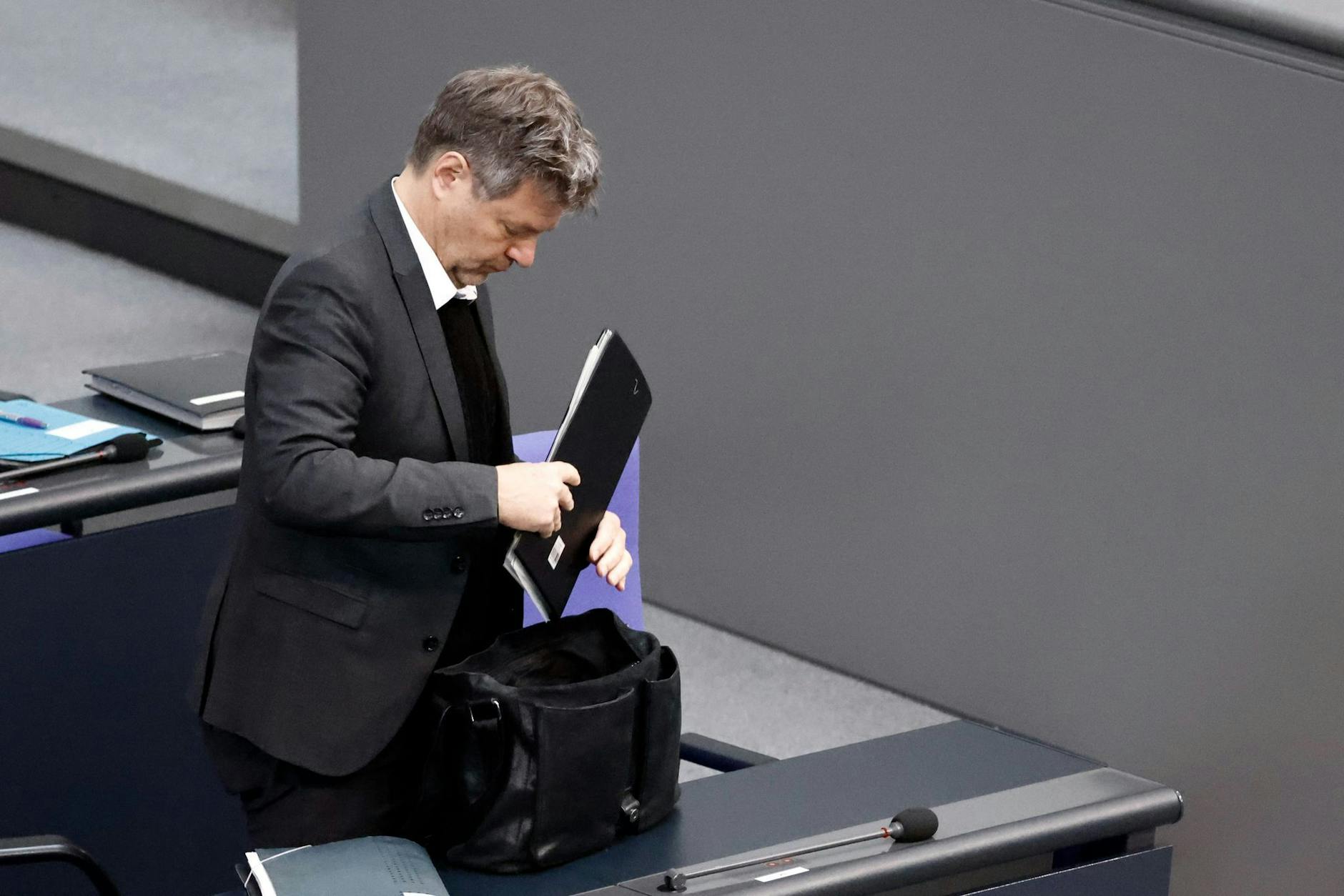 Für Klimaschutzminister Robert Habeck reichen die vereinbarten Maßnahmen im von der FDP verantworteten Verkehrsbereich nicht aus.