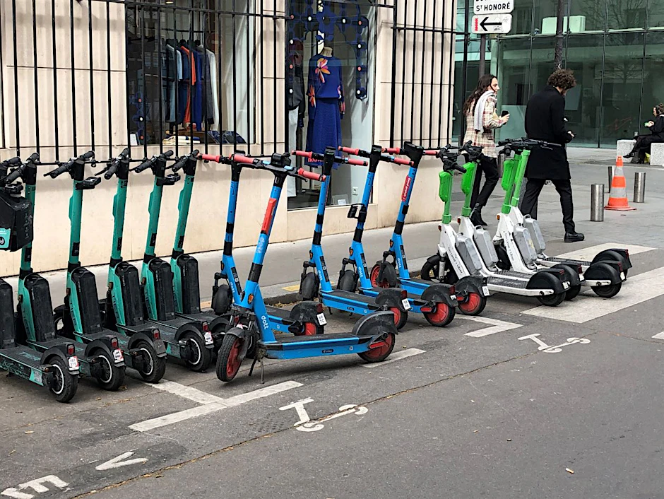 Paris: E-Scooter von drei verschiedenen Anbietern stehen auf einem dafür vorgesehenen Parkplatz.