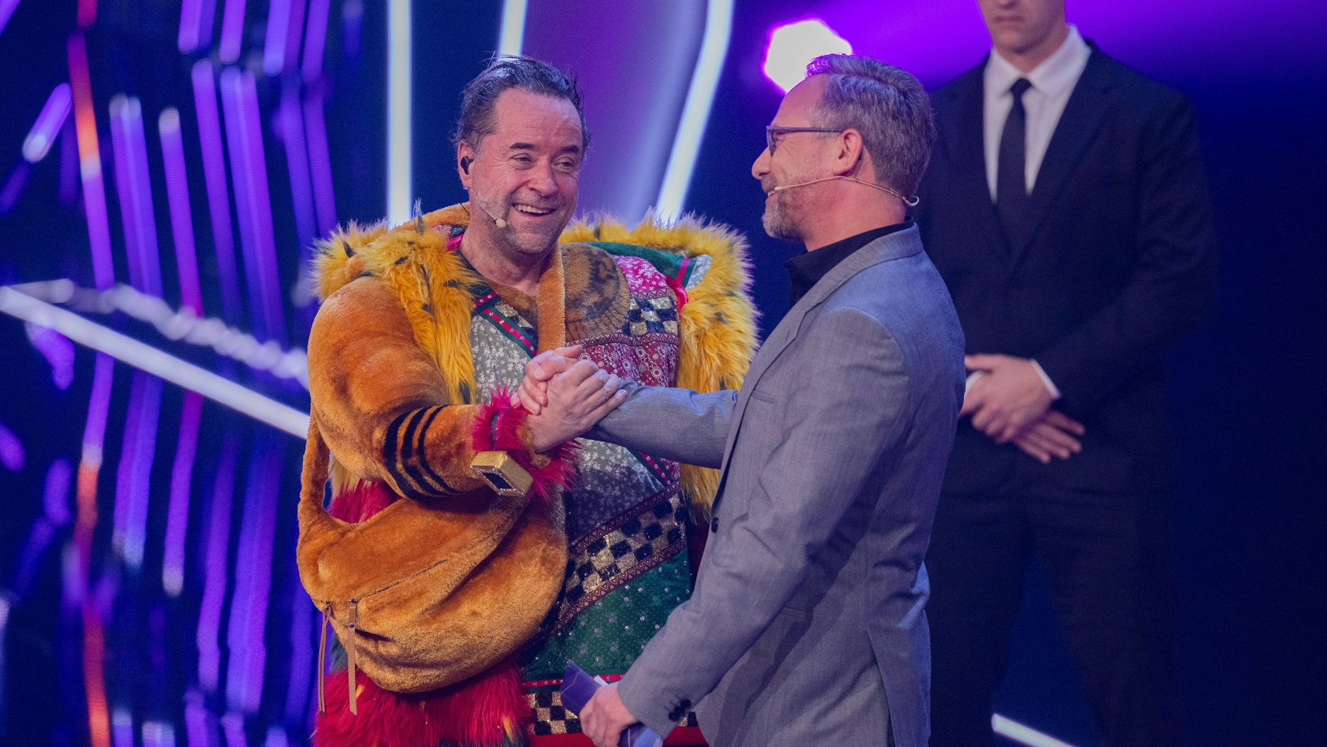 „The Masked Singer“-Moderator Matthias Opdenhövel mit Jan Josef Liefers nach der Demaskierung. 