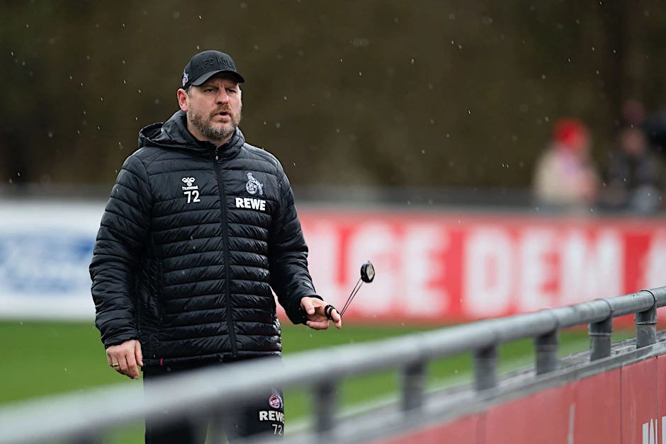Steffen Baumgart, Trainer des 1.FC Köln, steht nach einer Trainingseinheit seiner Mannschaft auf dem Rasen.  