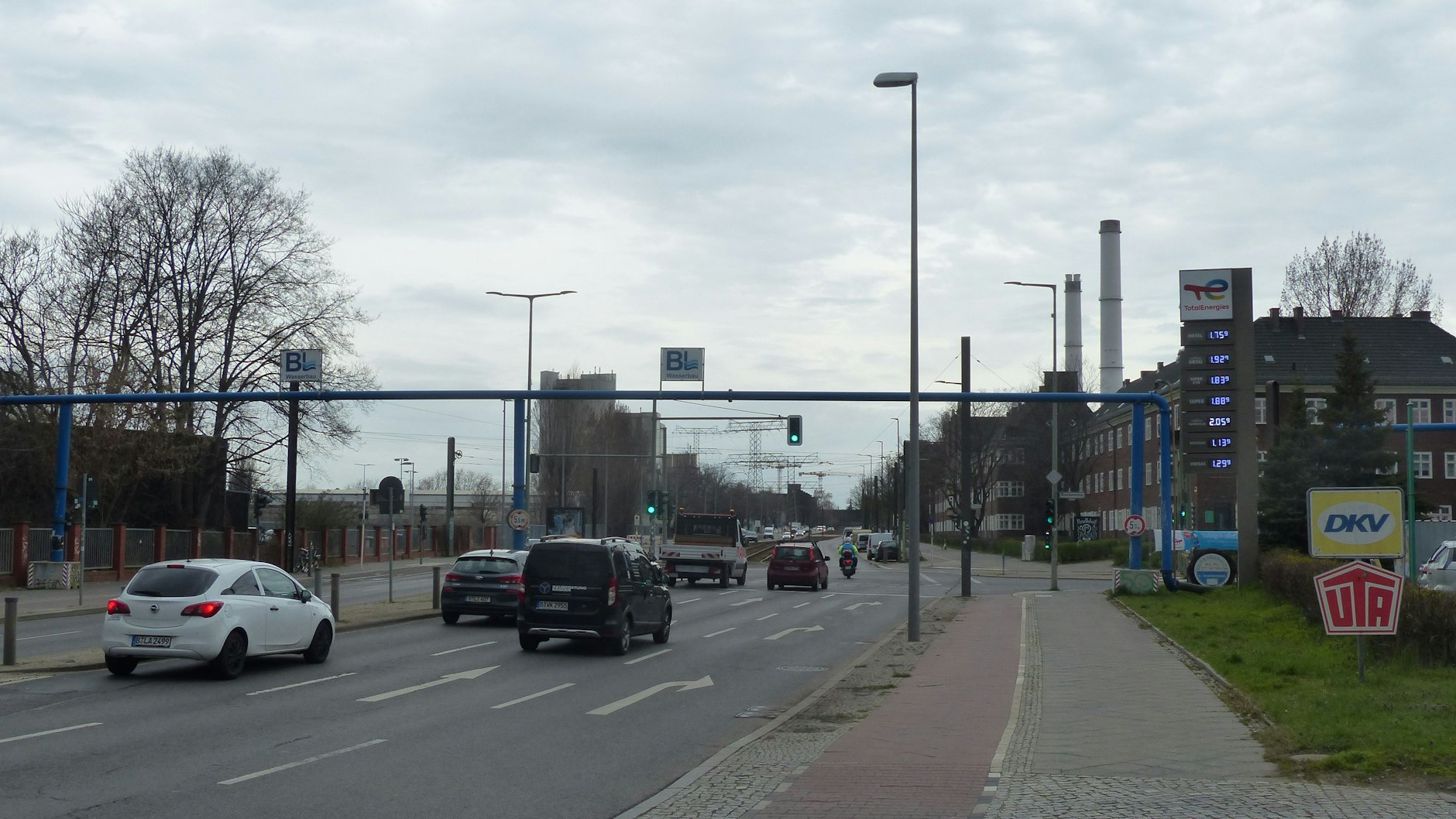 So etwa sieht die Ecke jetzt aus: Rechts geht der Blockdammweg vom Straßenzug Rummelsburger Landstraße / Köpenicker Chaussee ab.