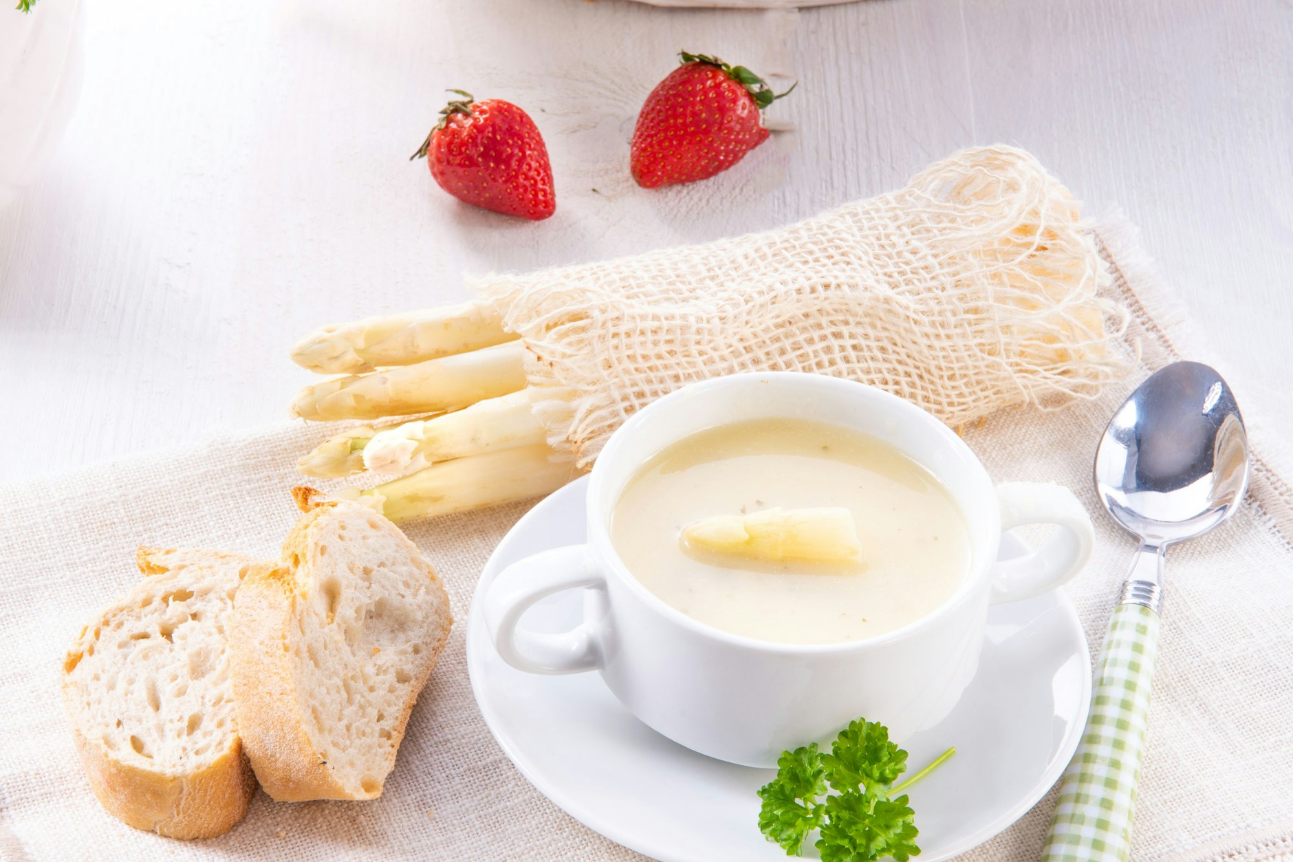 Ein frische Spargelsuppe ist immer lecker.&nbsp;