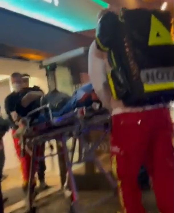 Ein Opfer von Polizeigewalt? Ein Video geht viral, das zeigt, wie ein Mann verletzt aus der Polizeiwache am Kottbusser Tor abtransportiert wird