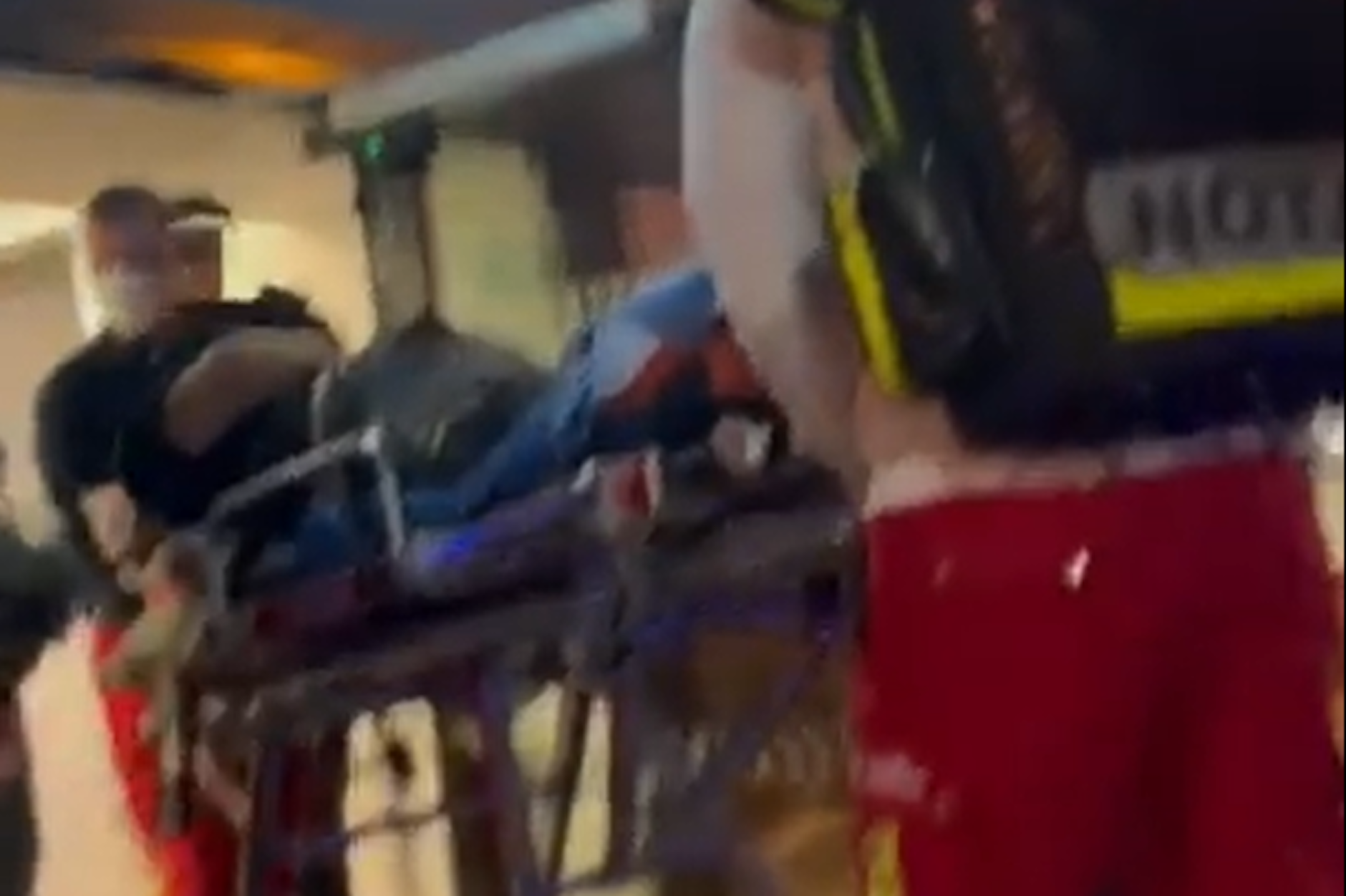 Der verletzte 44-Jährige wird von Sanitätern aus der Kotti-Wache transportiert.