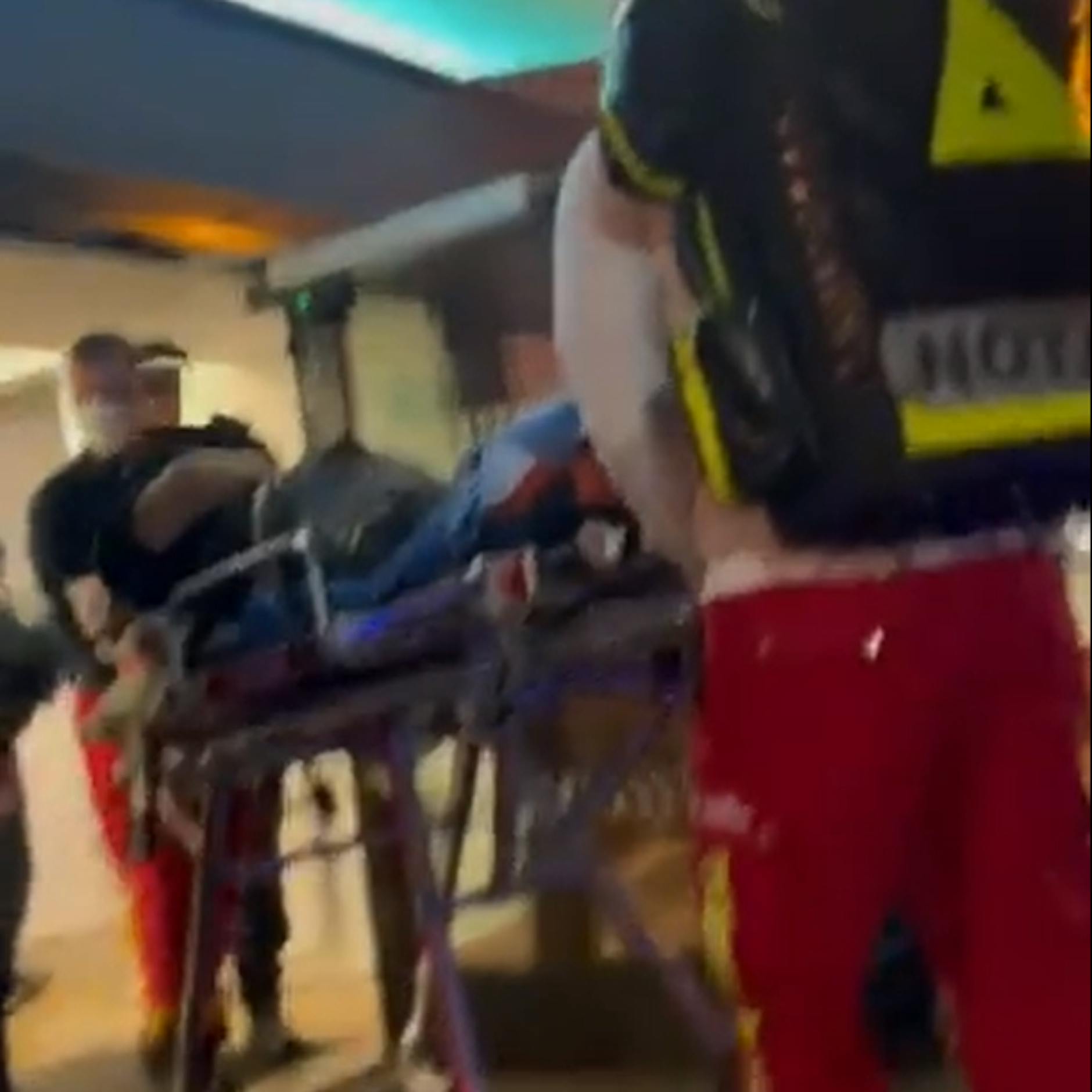 Ein Opfer von Polizeigewalt? Ein Video geht viral, das zeigt, wie ein Mann verletzt aus der Polizeiwache am Kottbusser Tor abtransportiert wird