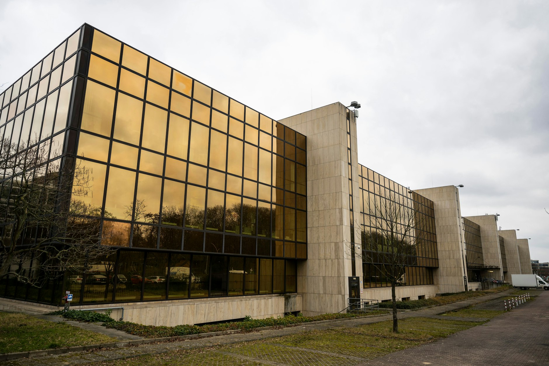 Wie ein kleiner Palast der Republik: Die alte Nixdorf-Fabrik, die vom Architekten Hans Mohr entworfen wurde. Jetzt soll das Gebäude am Humboldthain abgerissen werden.