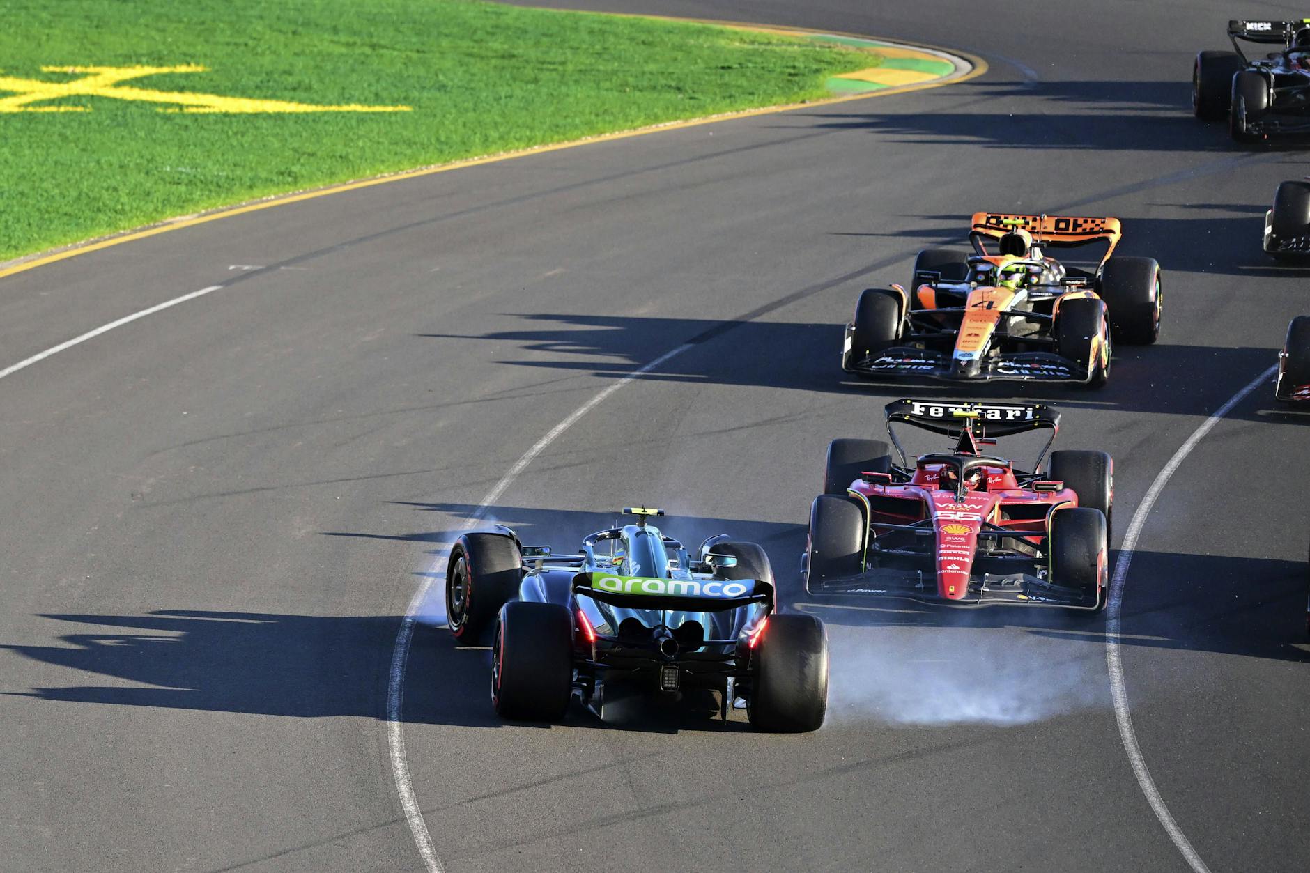 Nach dem Restart kurz vor dem Rennende war Chaos programmiert. Bereits in der ersten Kurve krachte es erneut beim Formel-1-Rennen in Melbourne. 