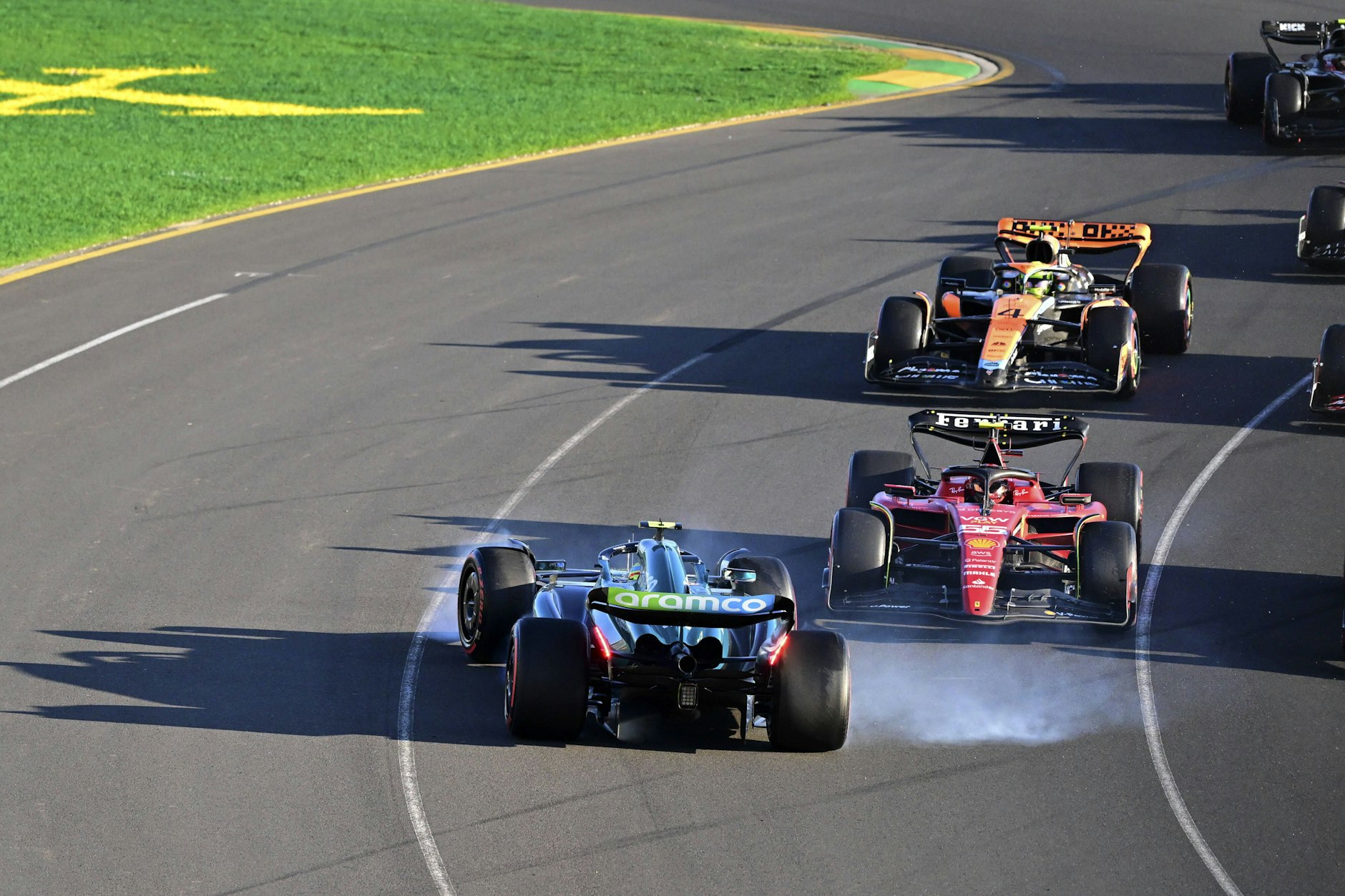 Nach dem Restart kurz vor dem Rennende war Chaos programmiert. Bereits in der ersten Kurve krachte es erneut beim Formel-1-Rennen in Melbourne.&nbsp;