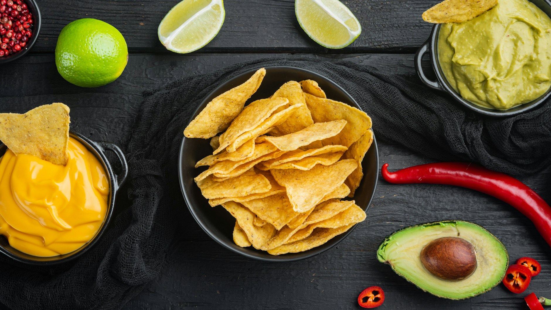 Ein Käse-Dipp passt perfekt zu Tortilla-Chips.