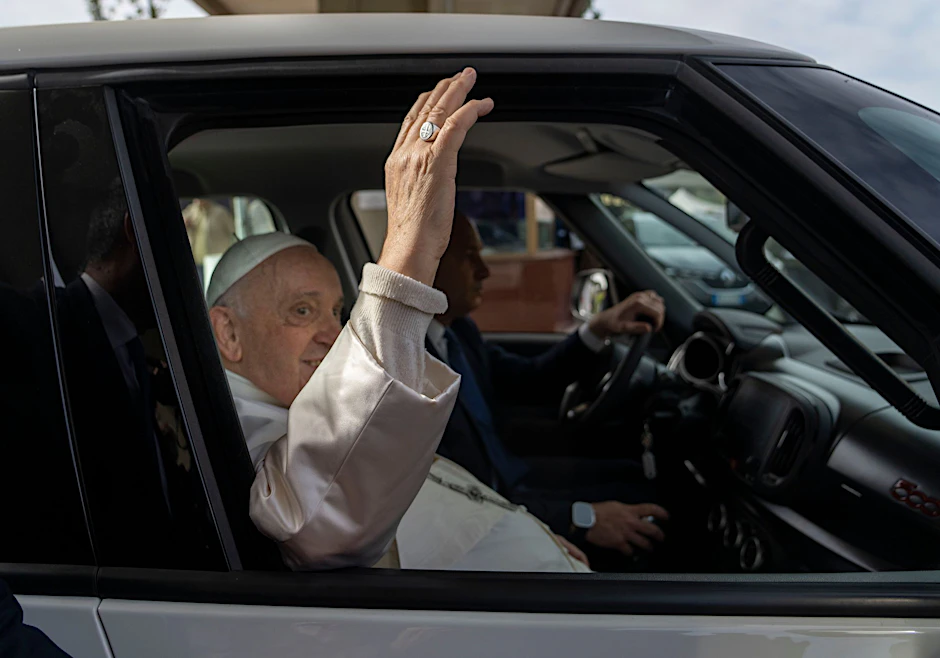 Papst Franziskus verlässt das Agostino-Gemelli-Universitätskrankenhaus. Hier wurde er wegen einer Bronchitis behandelt.  