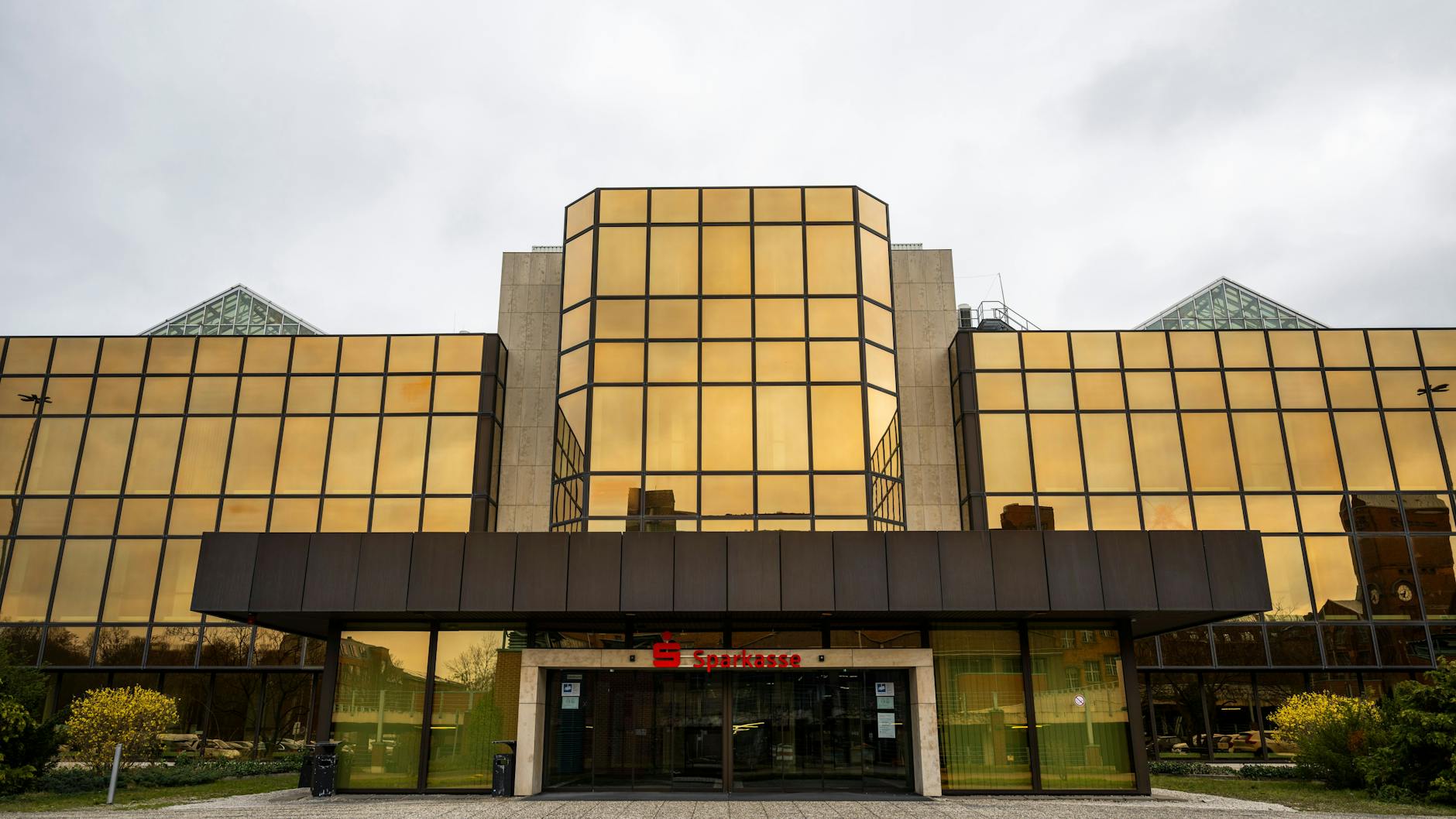 Der Nixdorf-Bau: Direkt von vorne ist nicht mehr viel Ähnlichkeit mit dem Palast der Republik zu erkennen. Heute sitzt hier die Berliner Sparkasse drin.