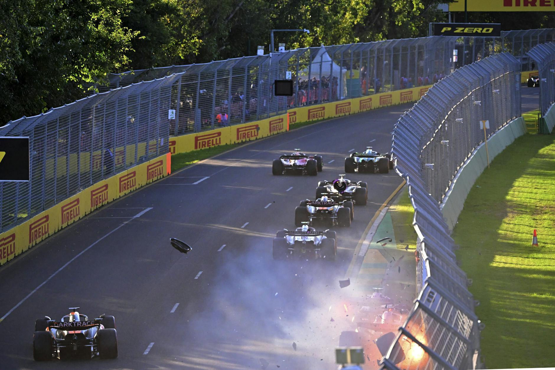 Der Grand Prix von Australien lieferte viel Chaos, vor allem aber Schrott in Millionenhöhe.