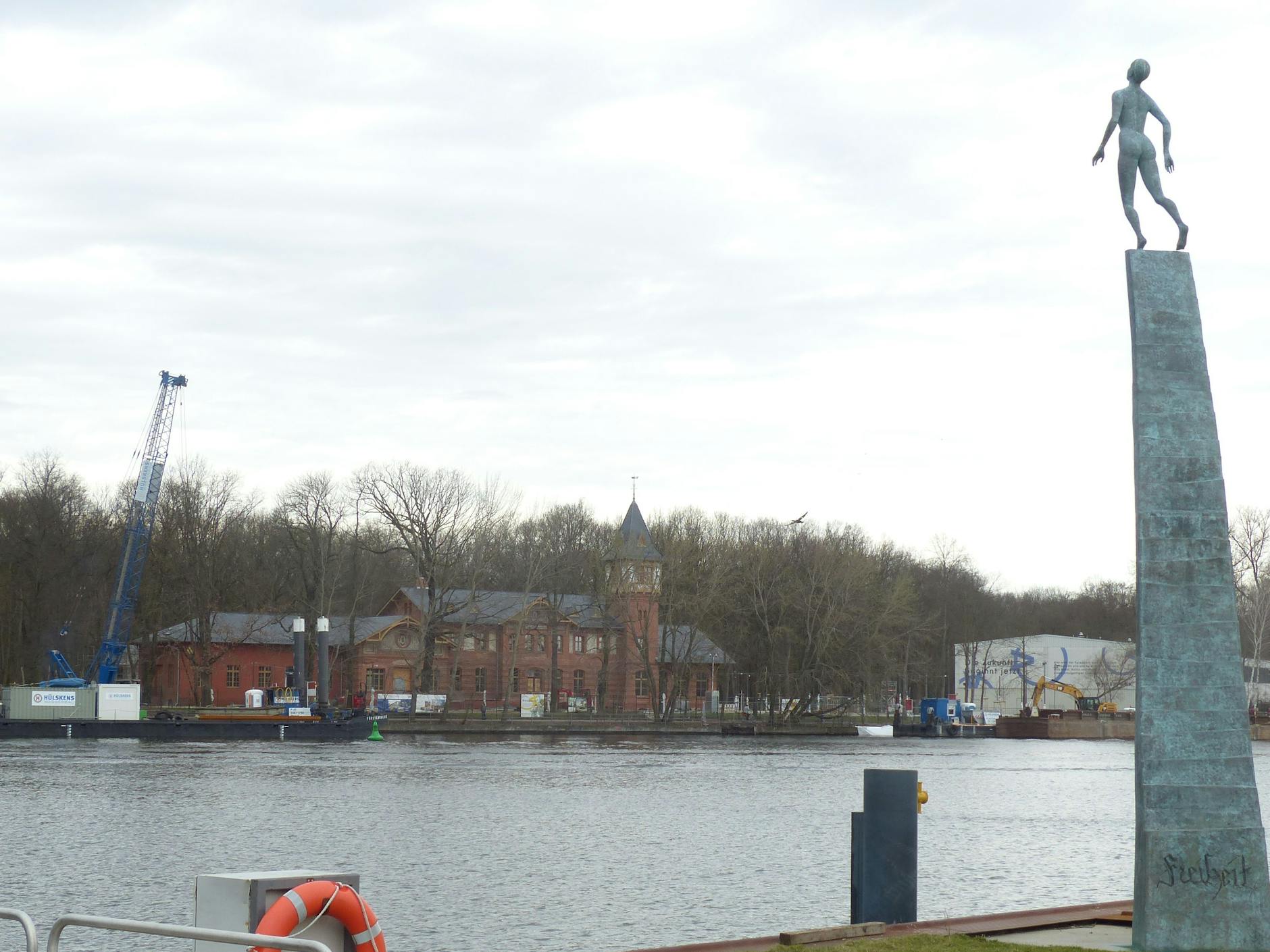 Blick vom Rummelsburger Hafen zum Plänterwald mit Eierhäuschen. Hier etwa könnte eine Fußgängerbrücke entstehen.