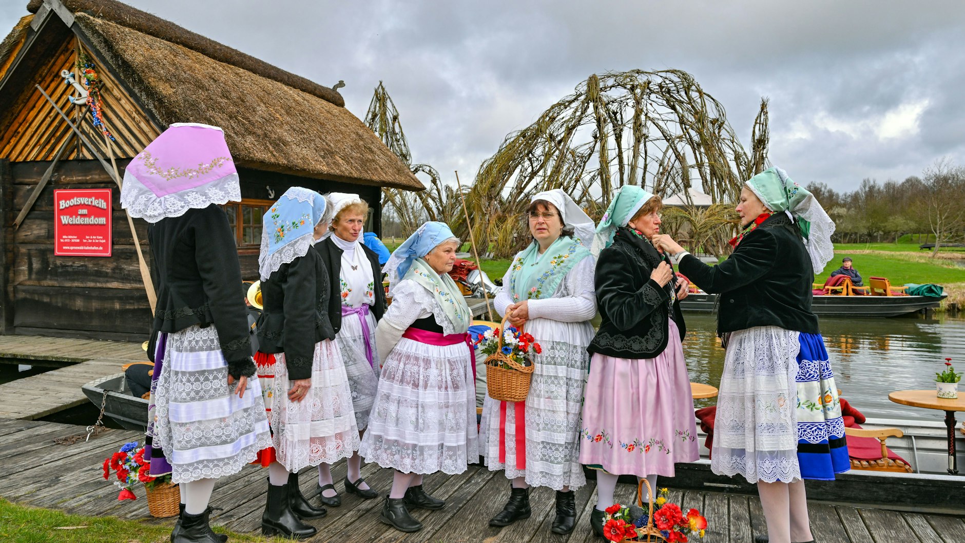 Zum Beginn der Sommer-Kahn-Saison in Schlepzig haben sich auch Frauen in sorbisch-wendische Festtracht geworfen. 