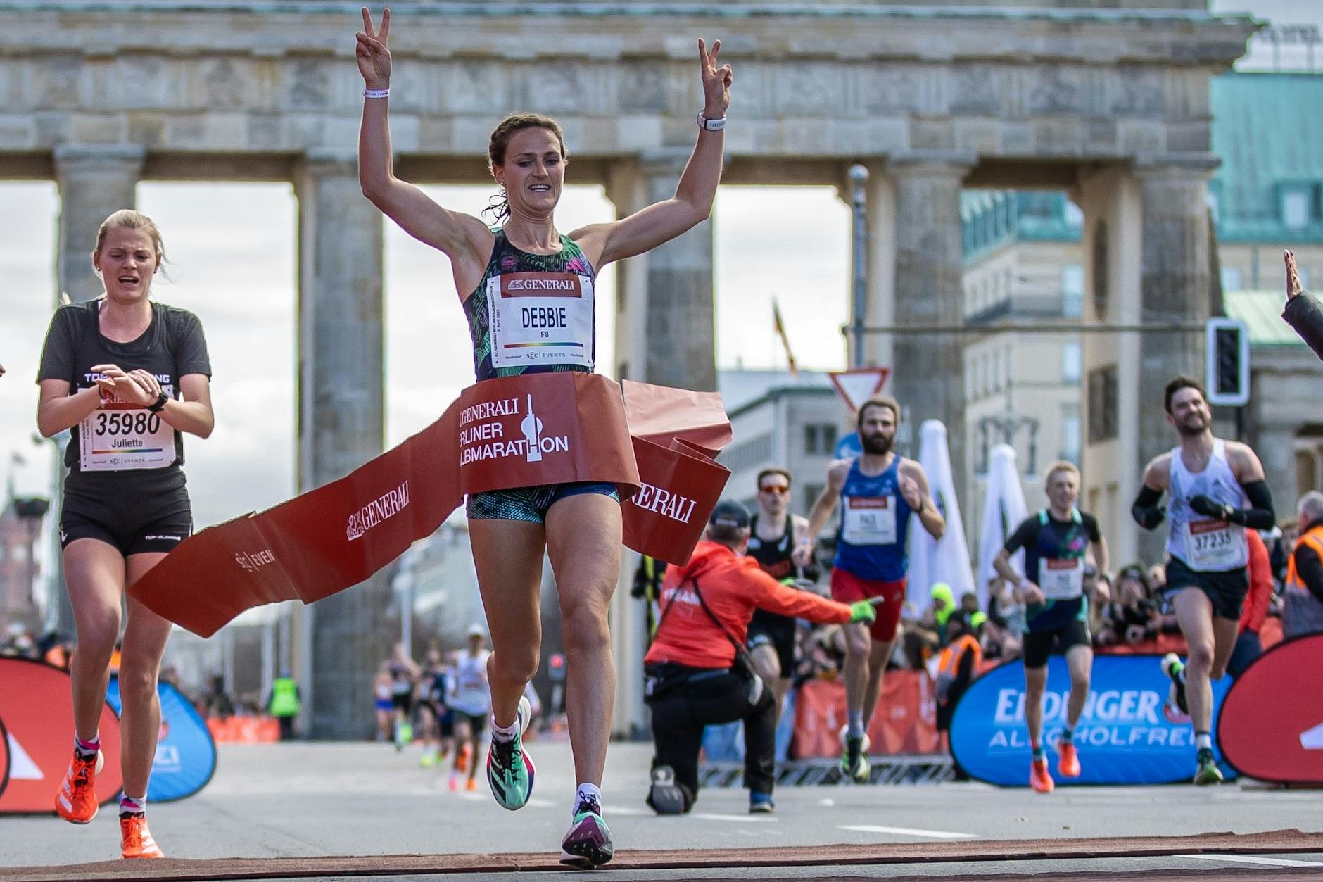 Deborah Schöneborn vom Marathon-Team Berlin kommt ins Ziel.