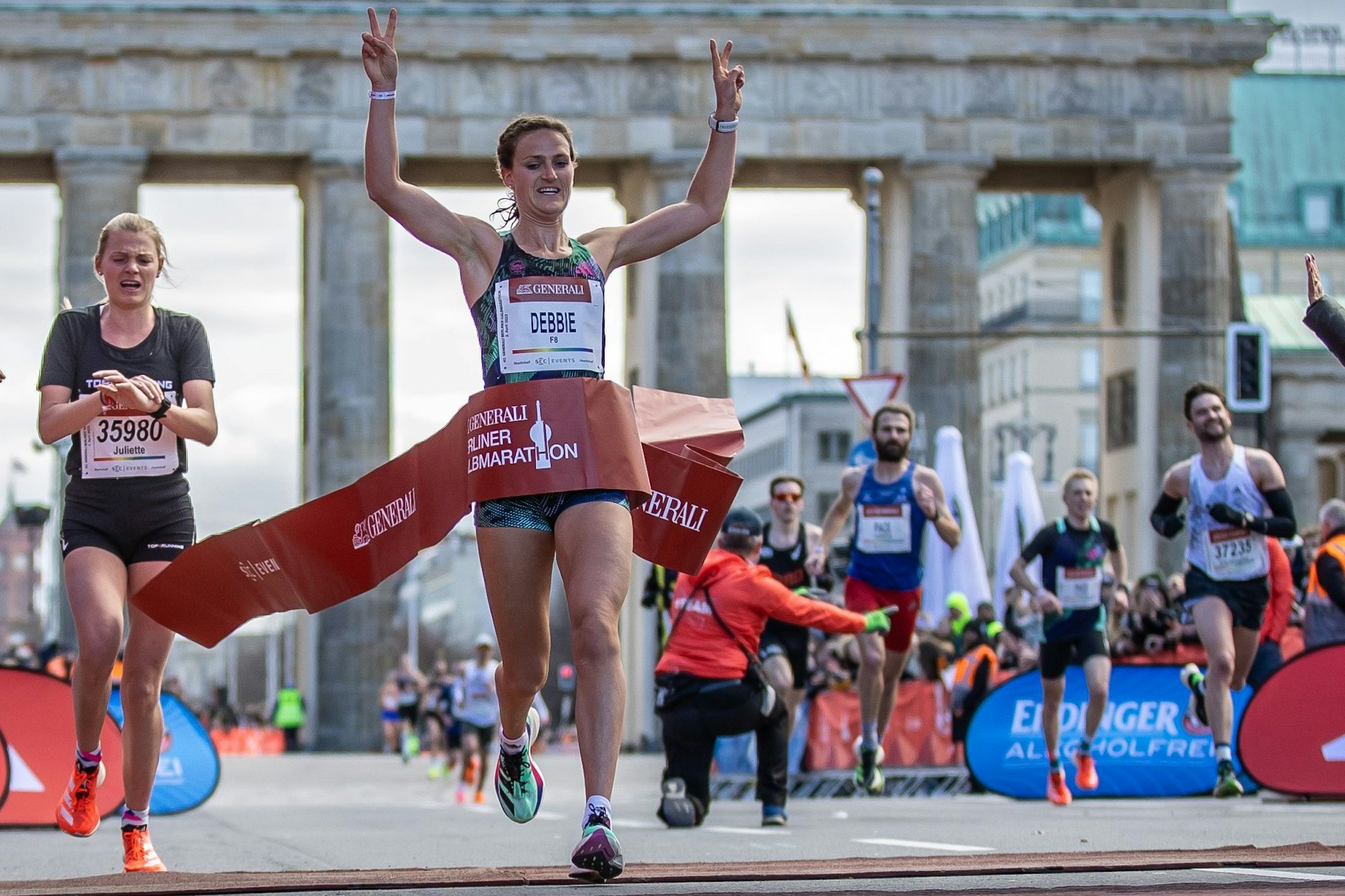 Deborah Schöneborn vom Marathon-Team Berlin kommt ins Ziel.