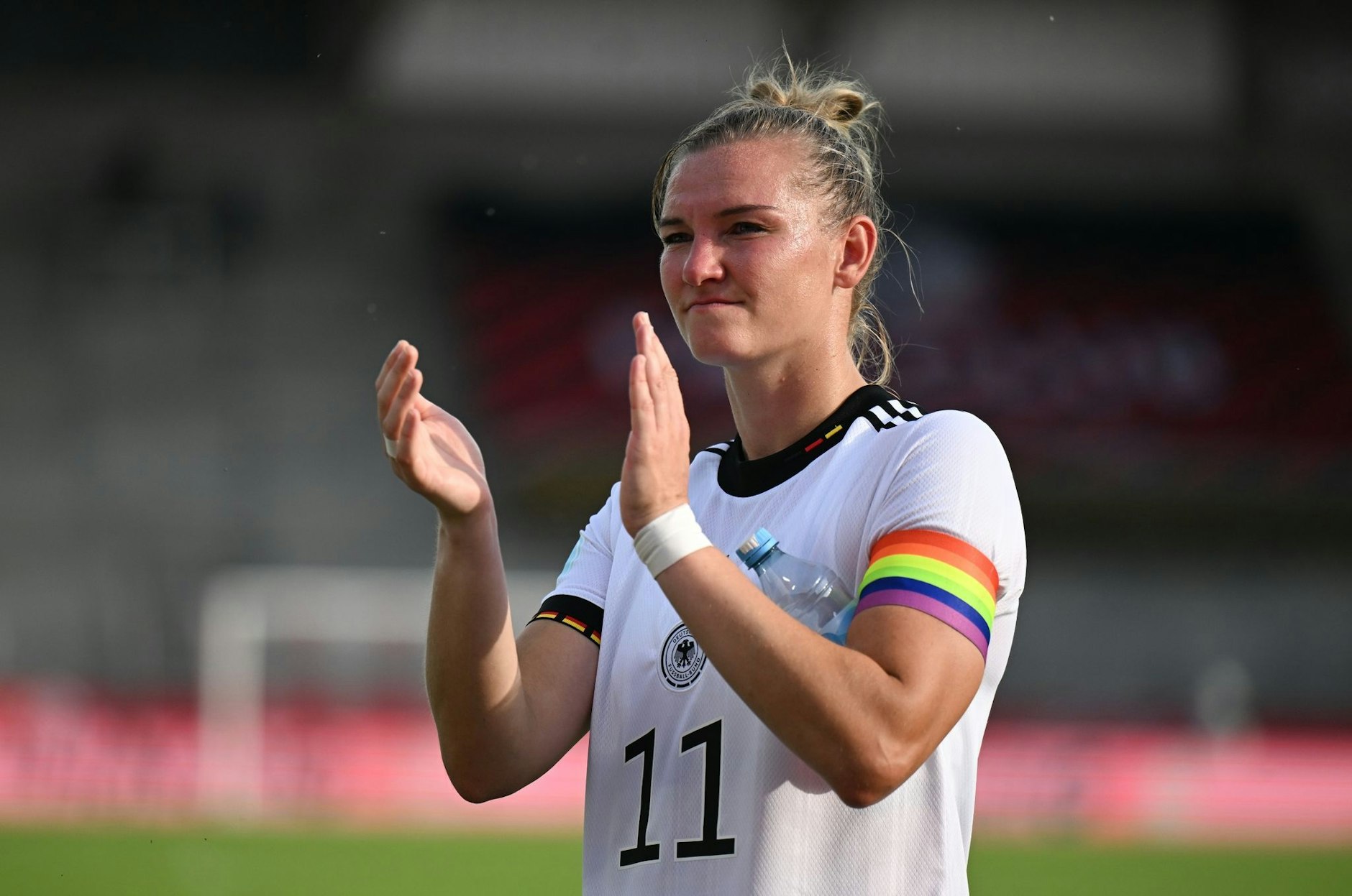 Archief - Het Duitse vrouwenvoetbalelftal rond Alexandra Pope zal tijdens oefenwedstrijden de regenboog aanvoerdersband blijven dragen.  