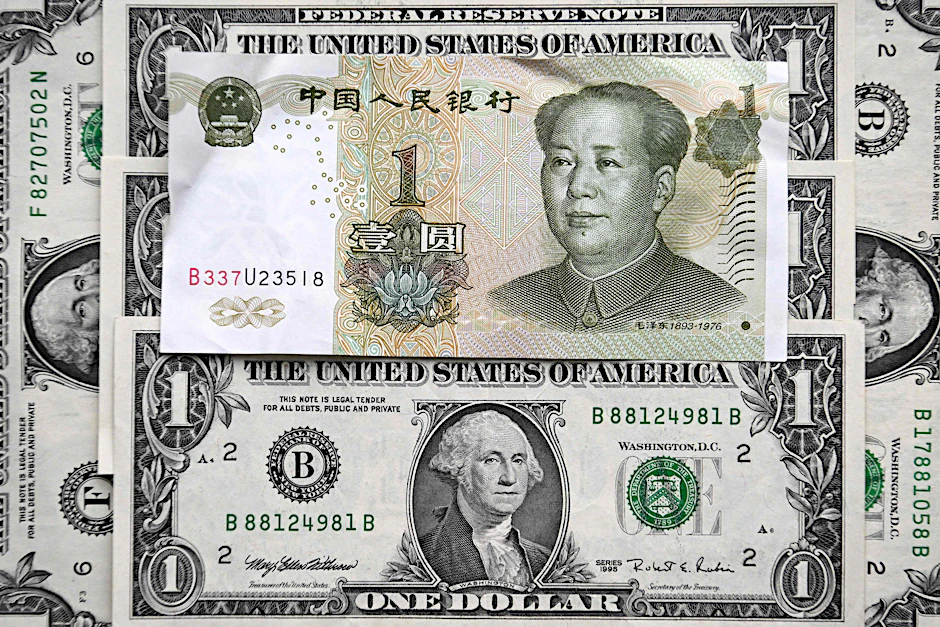 Dollar- und Yuan-Banknoten, fotografiert in Moskau.&nbsp;