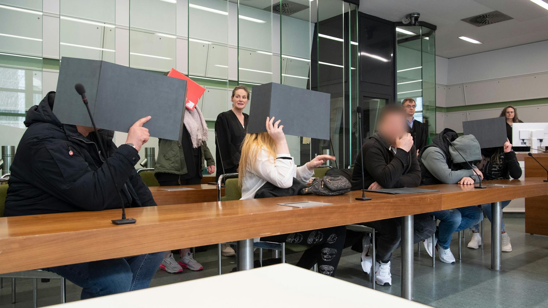 Zum Prozessauftakt sitzen drei Männer und drei Frauen in einem Gerichtssaal zwischen ihren Anwälten. Sie werden beschuldigt, im vergangenen Jahr die damals 17-jährige Dilan S. rassistisch angepöbelt, verprügelt und getreten zu haben. 