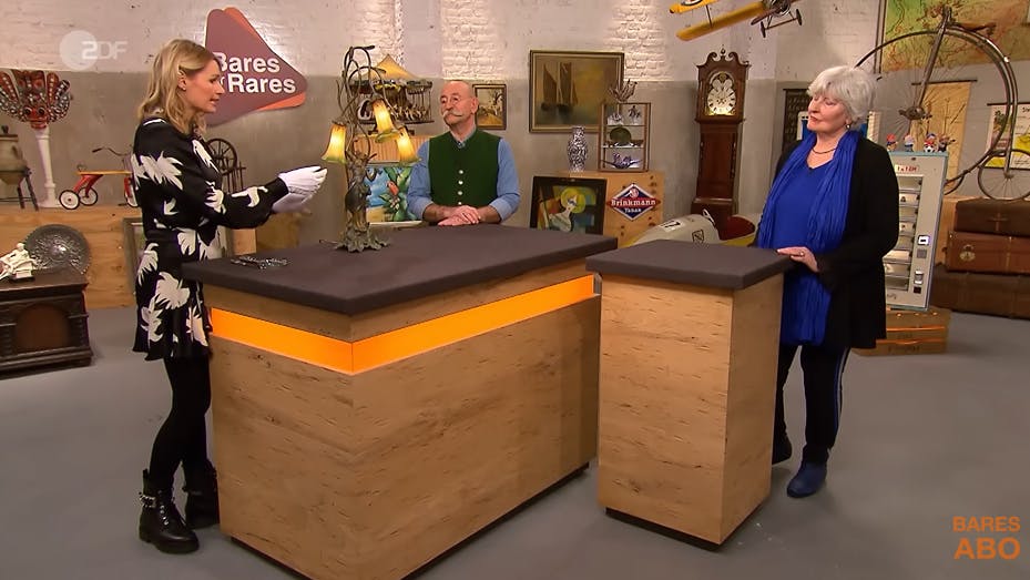 „Bares für Rares“-Expertin Dr. Bianca Berding nimmt die teure Lampe genau unter die Lupe.