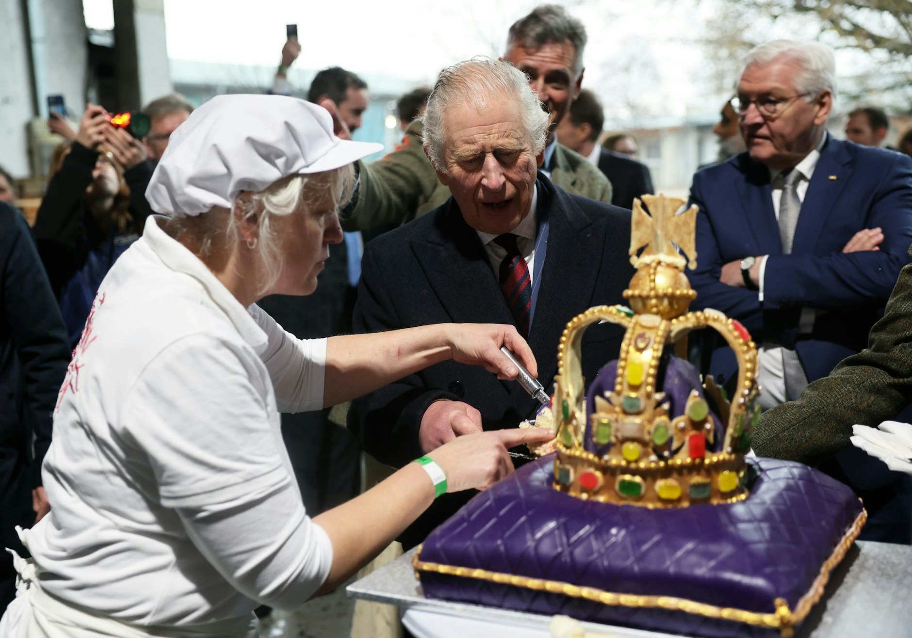 dpatopbilder - Die prächtige Queen-Victoria-Torte ist in stundenlanger Detailarbeit angefertigt worden.  