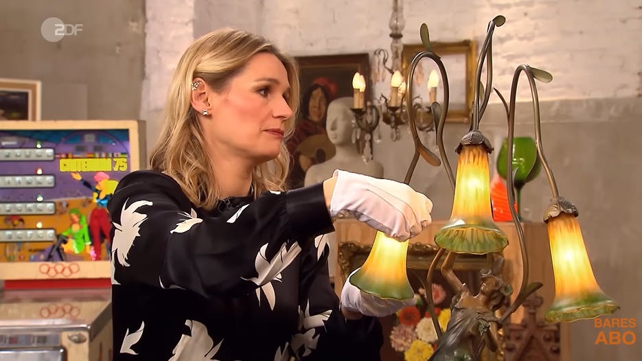 Keine guten Nachrichten von „Bares für Rares“-Expertin Dr. Bianca Berding: Die Lampe ist eine Fälschung.