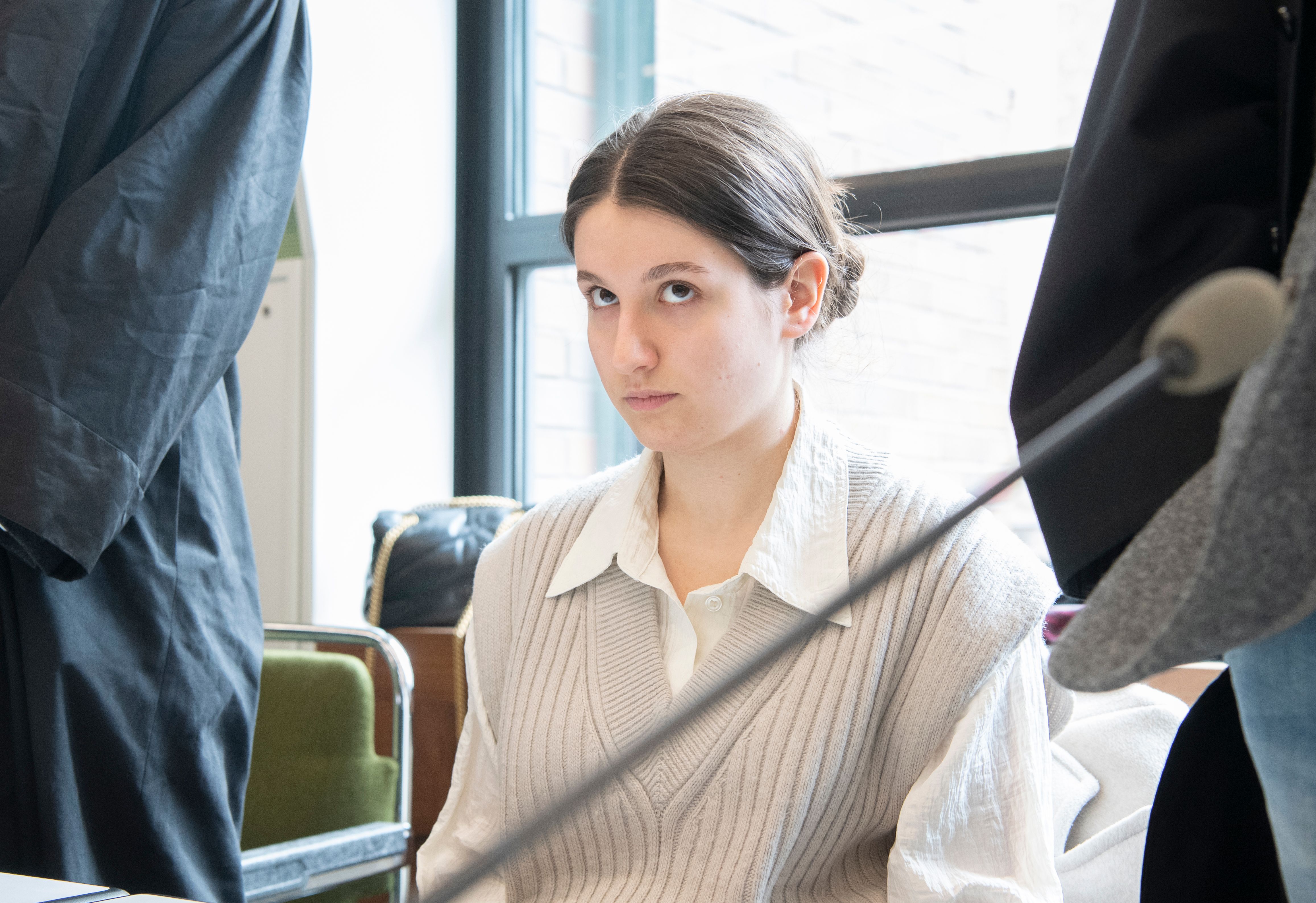 17-Jährige in Tram verprügelt! Sie ist traumatisiert und kämpft vor Gericht mit den Tränen