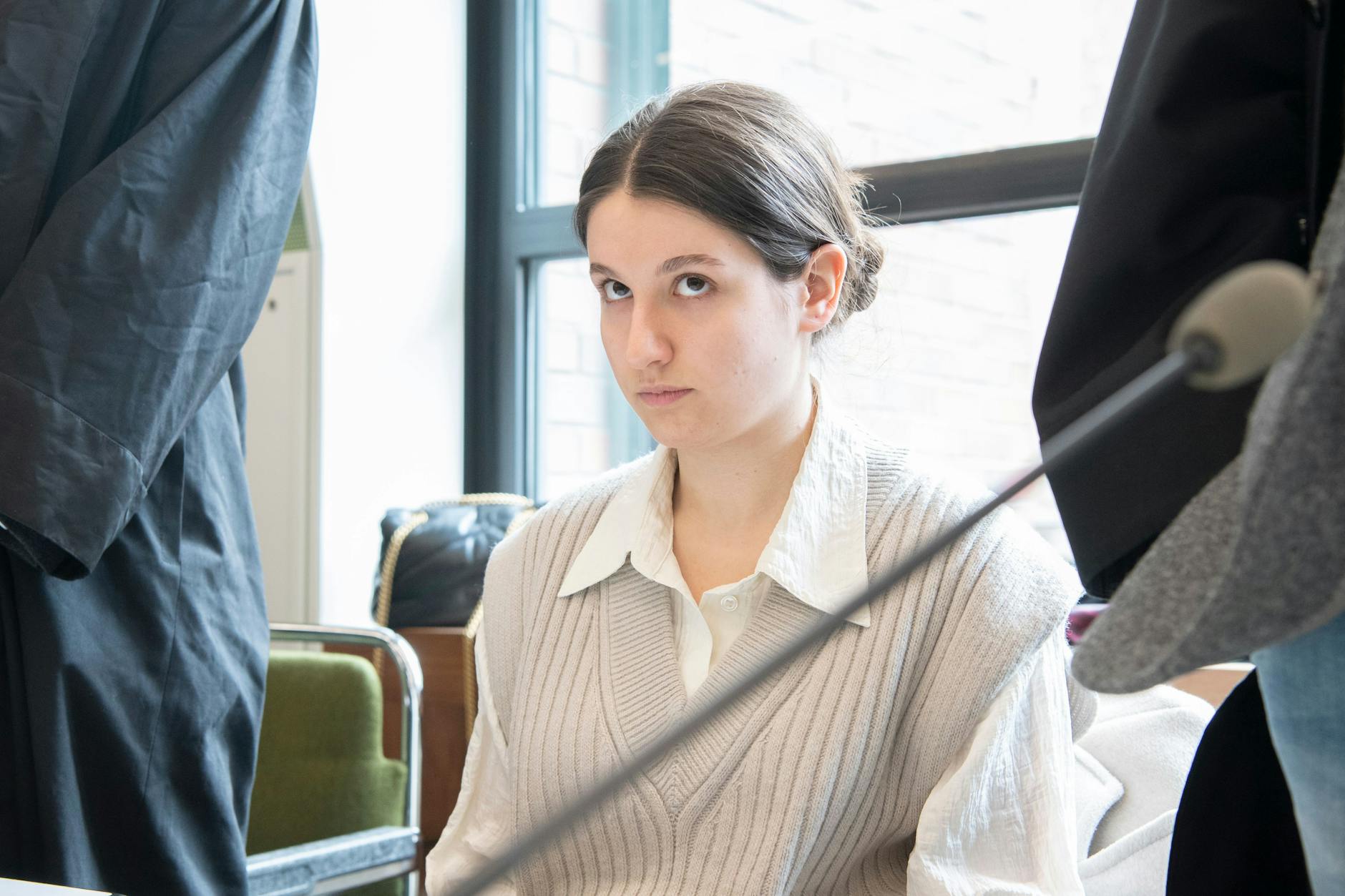 Berlin: Zum Prozessauftakt sitzt die 18 Jahre alte Dilan S. in einem Berliner Gerichtssaal. Sie sagt, sei das Opfer einer Rassismus-Attacke.