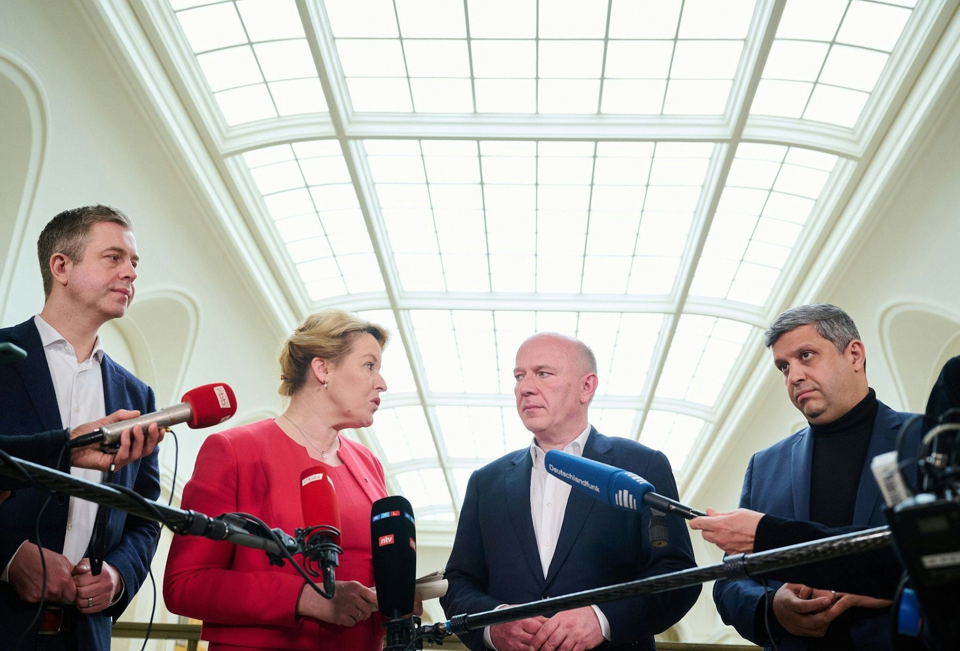 Stefan Evers (CDU, l-r), Franziska Giffey (SPD), Kai Wegner (CDU) und Raed Saleh (SPD).  