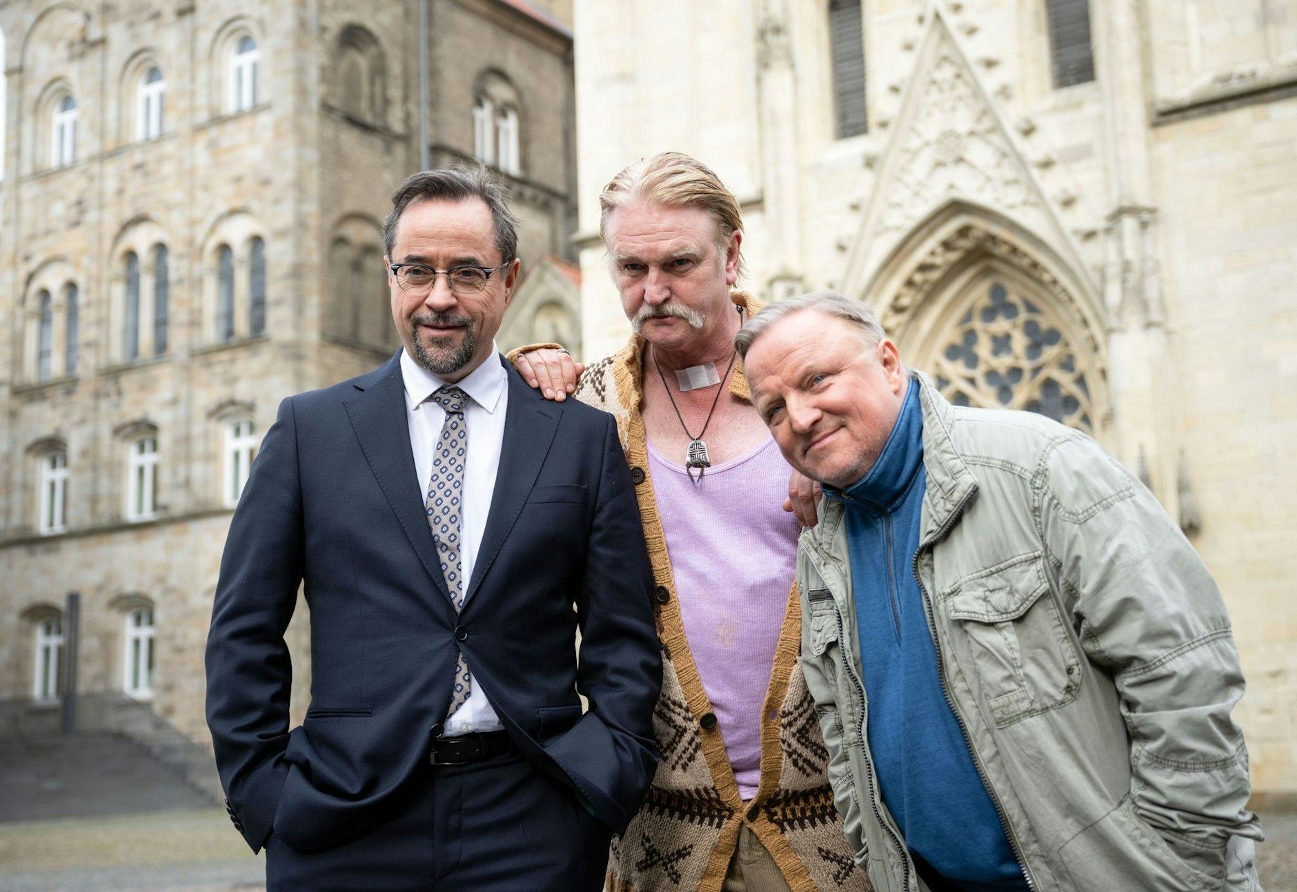Die Schauspieler Jan Josef Liefers (Prof. Karl-Friedrich Boerne), Detlev Buck (als Stadtschreiber Stan Gold) und Axel Prahl (als Kommissar Thiel) posieren in Münster für die Fotografen.  