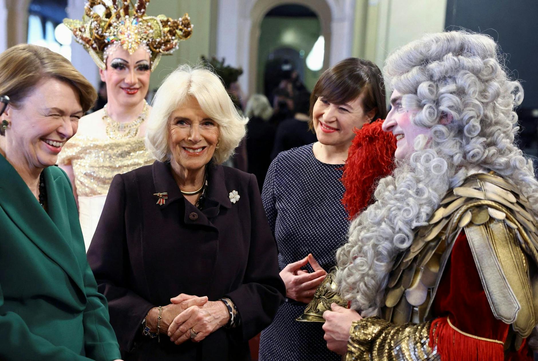 Königsgemahlin Camilla besucht in Begleitung von Elke Büdenbender, der Ehefrau des Bundespräsidenten, die Komische Oper Berlin.