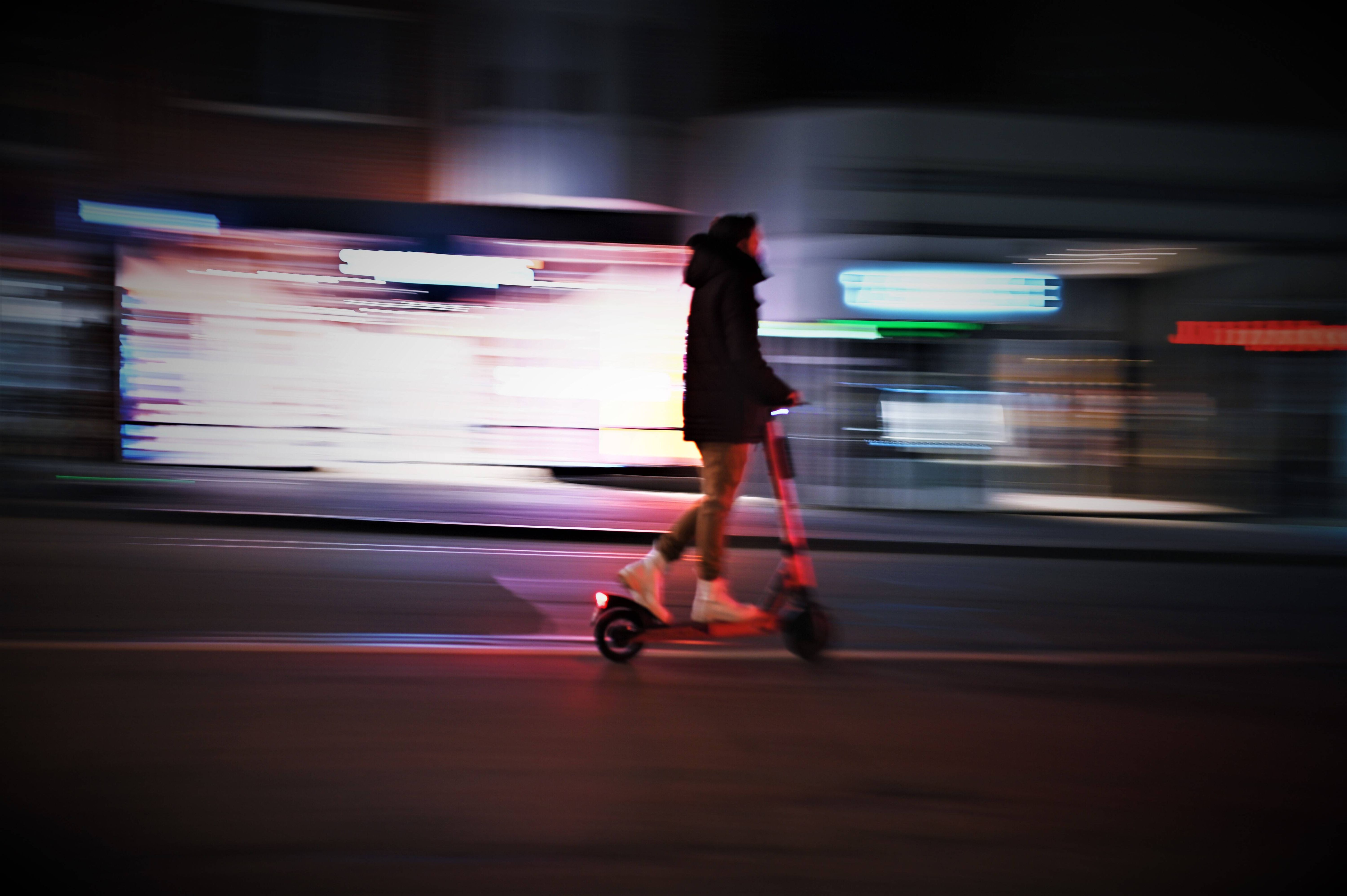 Betrunkene Berliner auf E-Rollern: Sie sind nicht nur ärgerlich, sondern eine Gefahr für alle!