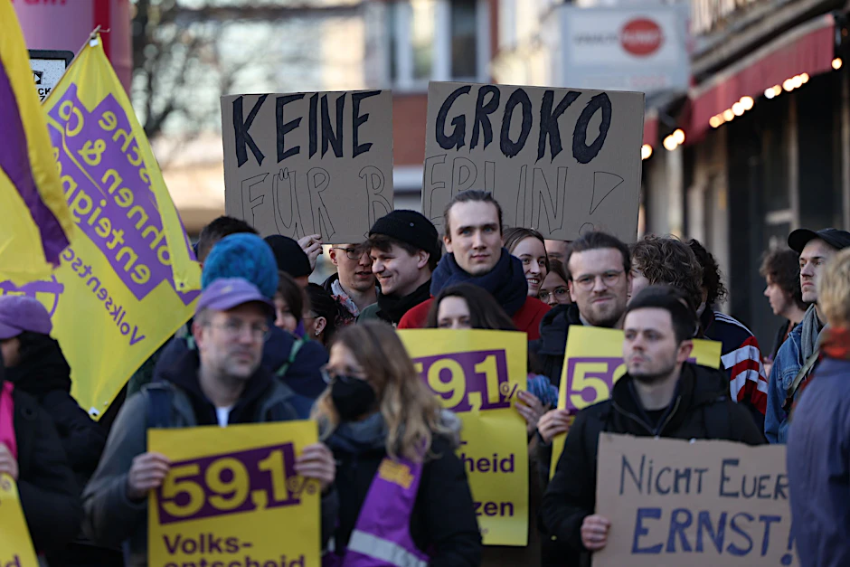 Aktivisten der Initiative „Deutsche Wohnen & Co. enteignen“ demonstrieren vor der SPD-Zentrale in Berlin.&nbsp;