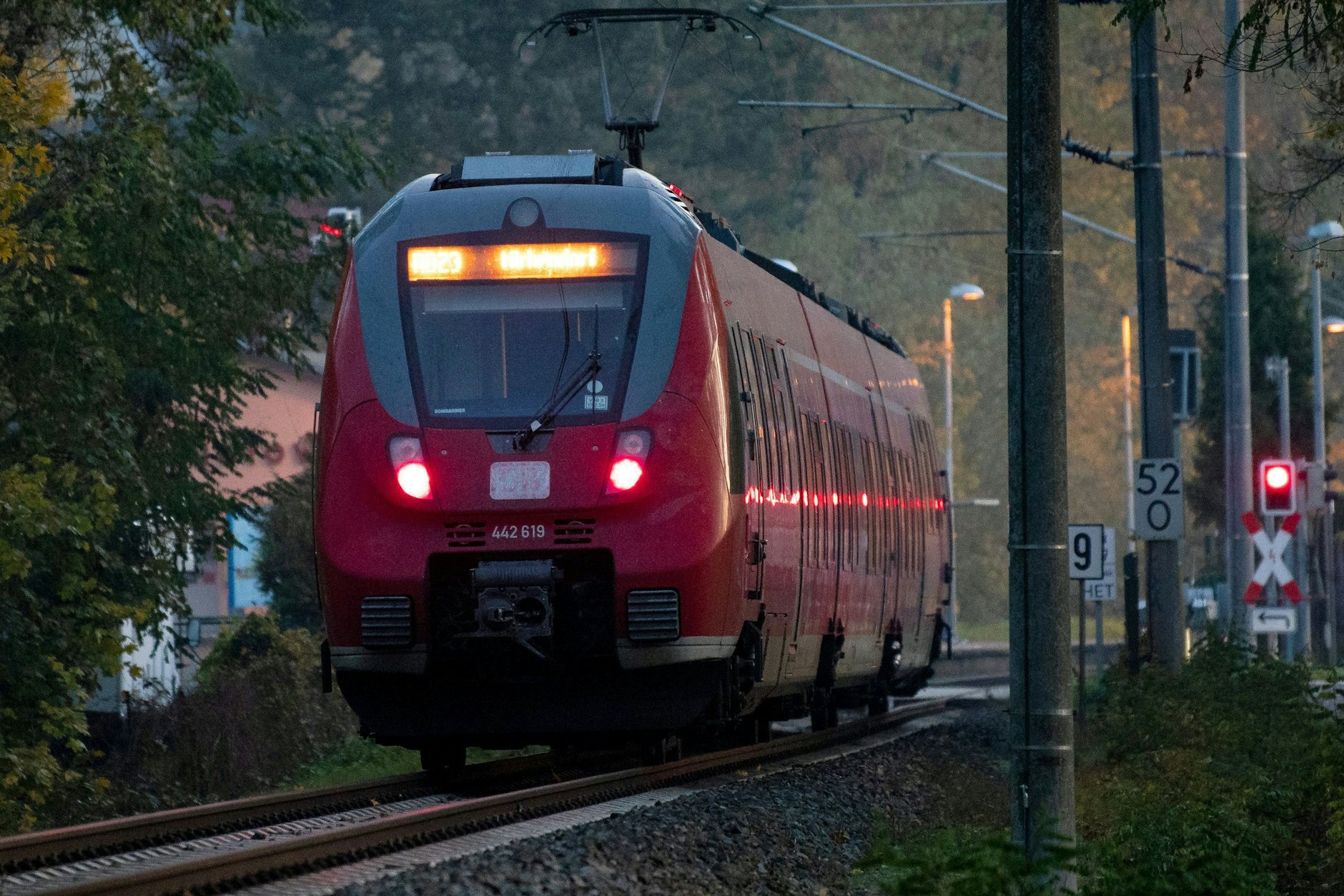 Ein Zug der Regionalbahn: Die Züge der Linien RB55 und RE6 fahren derzeit nicht zwischen Hennigsdorf und Kremmen, weil eine Lok entgleist ist.