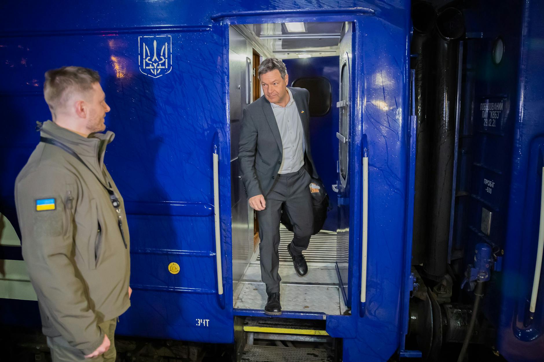Robert Habeck (Bündnis 90/Die Grünen, M), Bundesminister für Wirtschaft und Klimaschutz, kommt am Bahnhof von Kiew an. 
