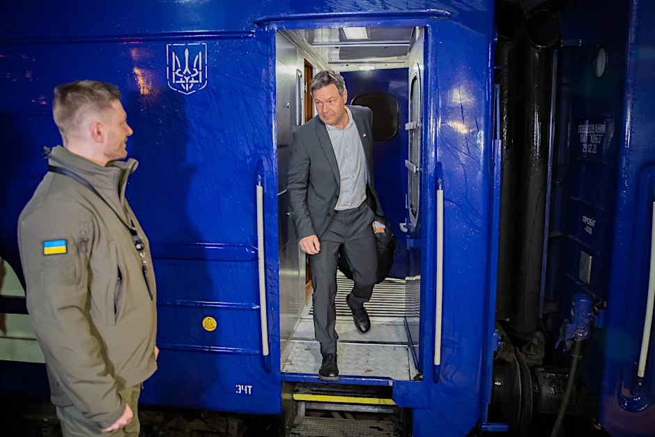 Robert Habeck (Bündnis 90/Die Grünen, M), Bundesminister für Wirtschaft und Klimaschutz, kommt am Bahnhof von Kiew an.&nbsp;