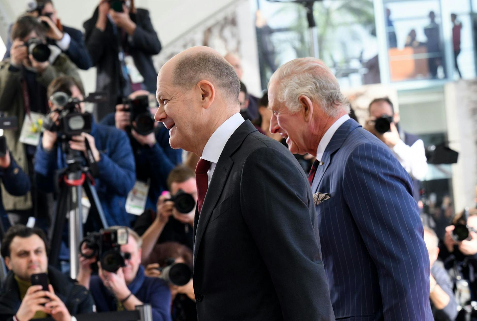 Bundeskanzler Olaf Scholz (l) begrüßt König Charles III. vor dem Bundeskanzleramt.