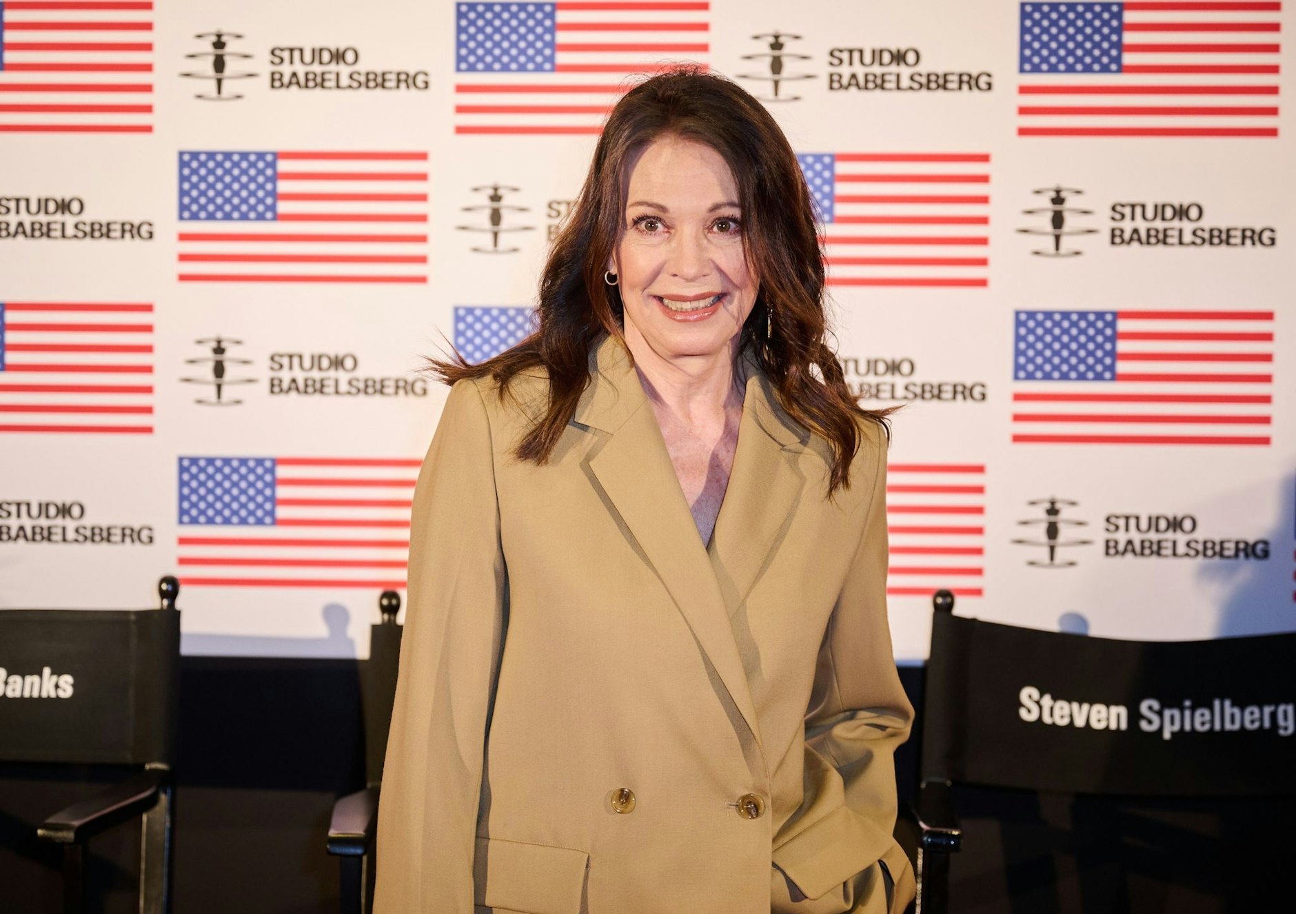 ARCHIV - Die Schauspielerin Iris Berben ist am Karfreitag im ARD-Film «Und dann steht einer auf und öffnet das Fenster» als krebskranke Fotografin zu sehen.  