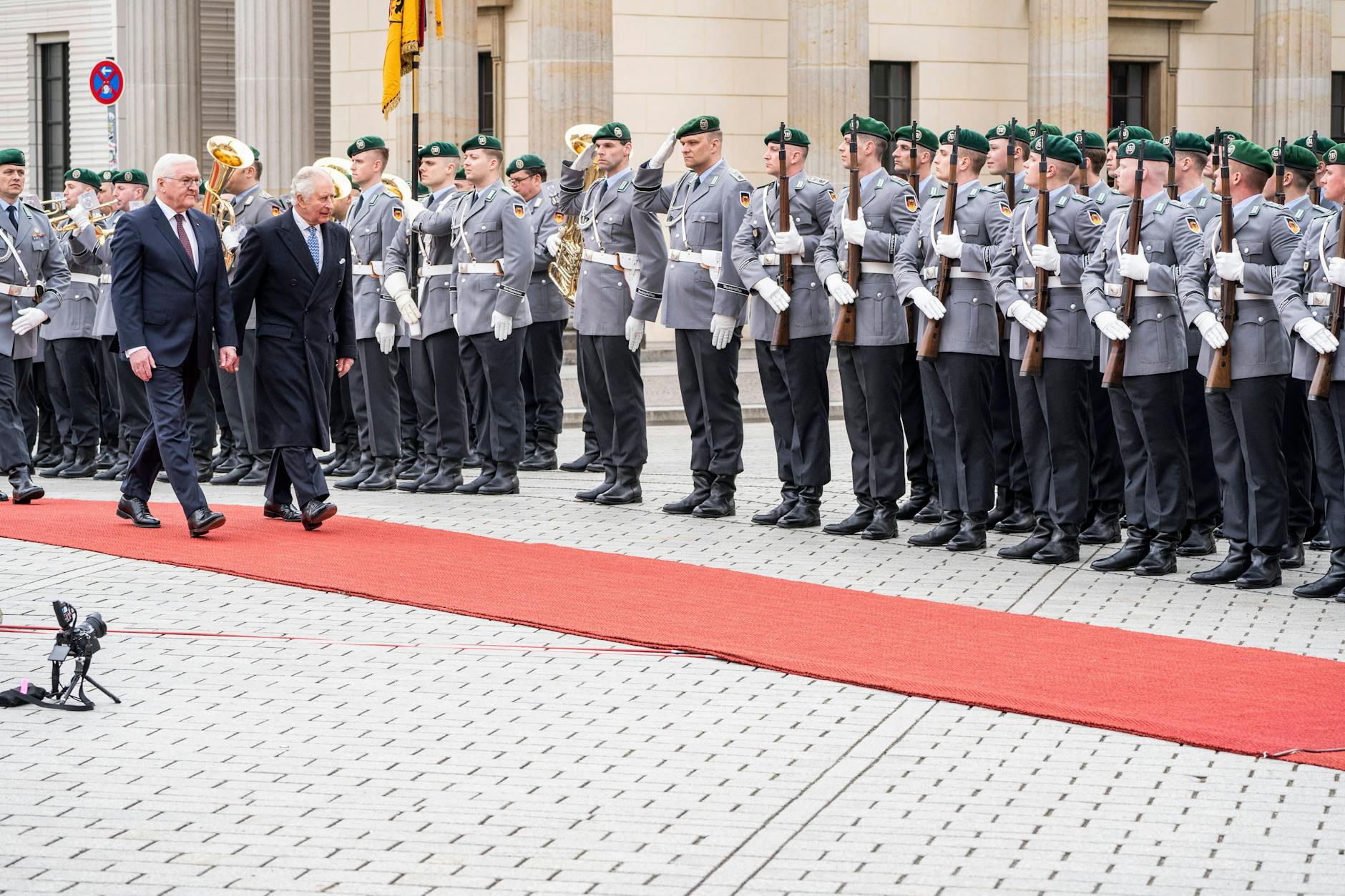 Bundeswehr-Uniformen aus der Hölle beim Staatsbesuch von König Charles.