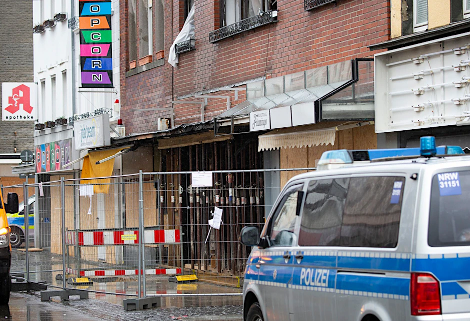 Nach der schweren Explosion in Eschweiler hat die Polizei einen tatverdächtigen Mann festgenommen.  